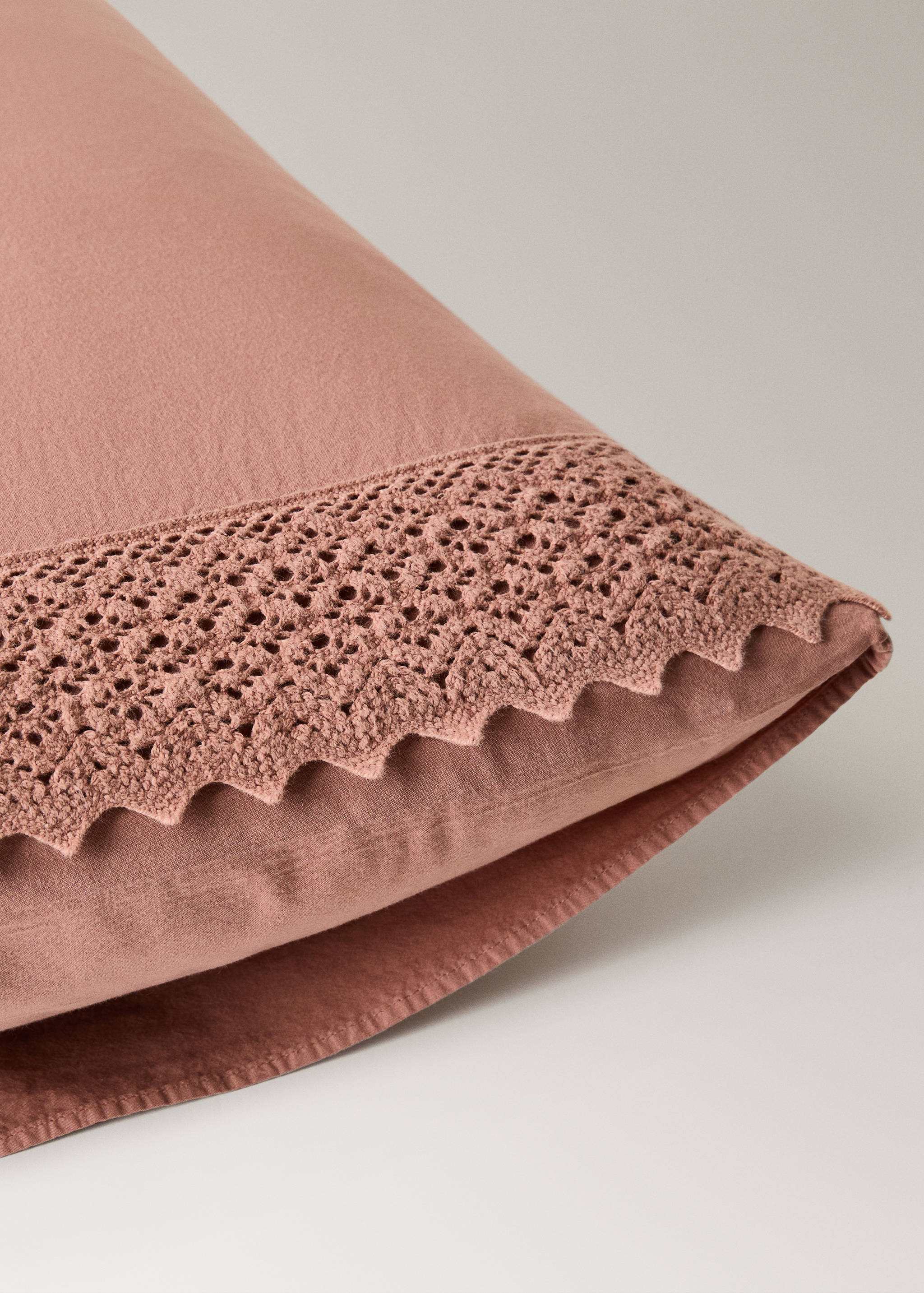 Two washed cotton pillowcases with lace trim 50x75 cm - Details of the article 3