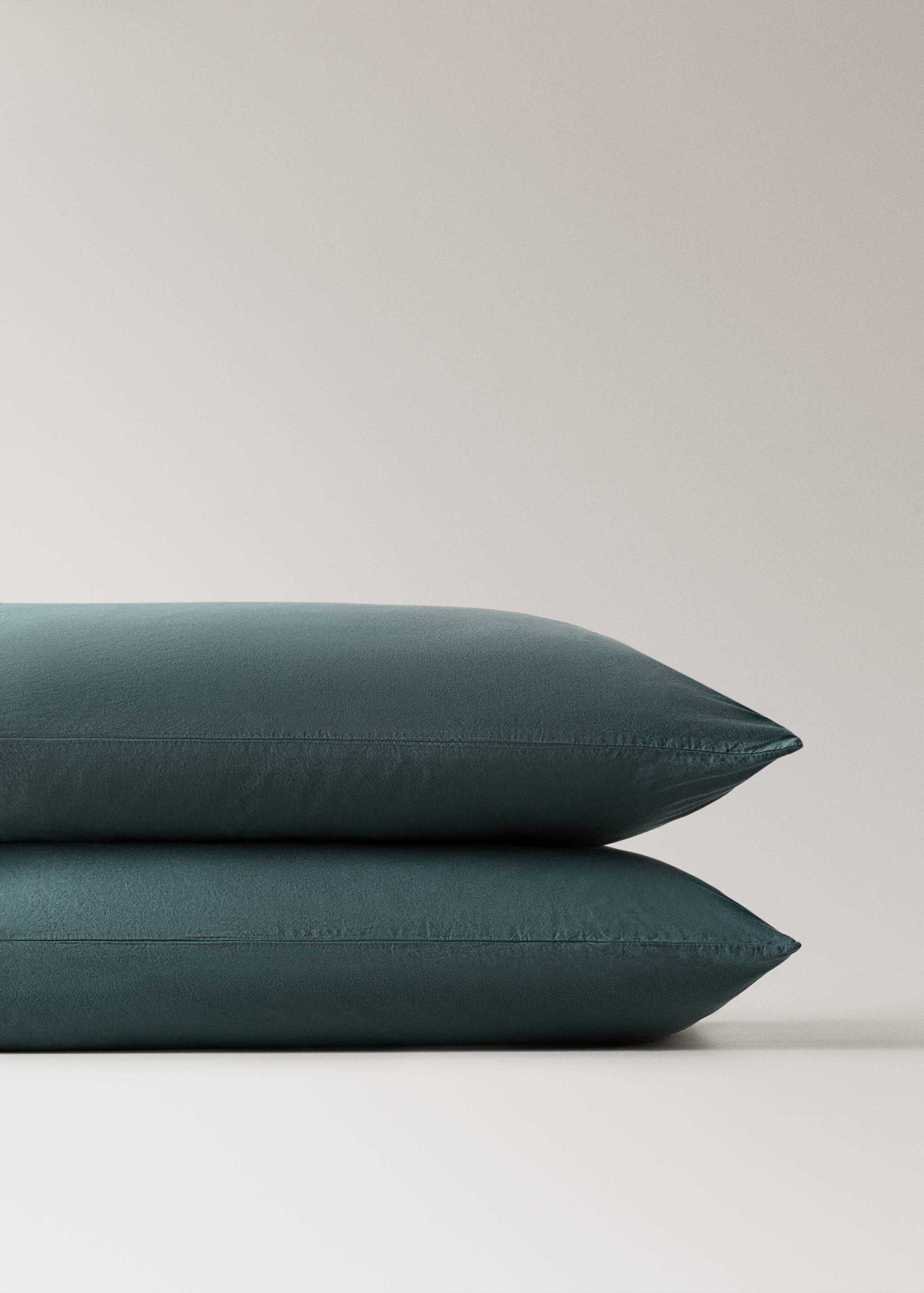 Two washed cotton pillowcases with lace trim 50x75 cm - Details of the article 1