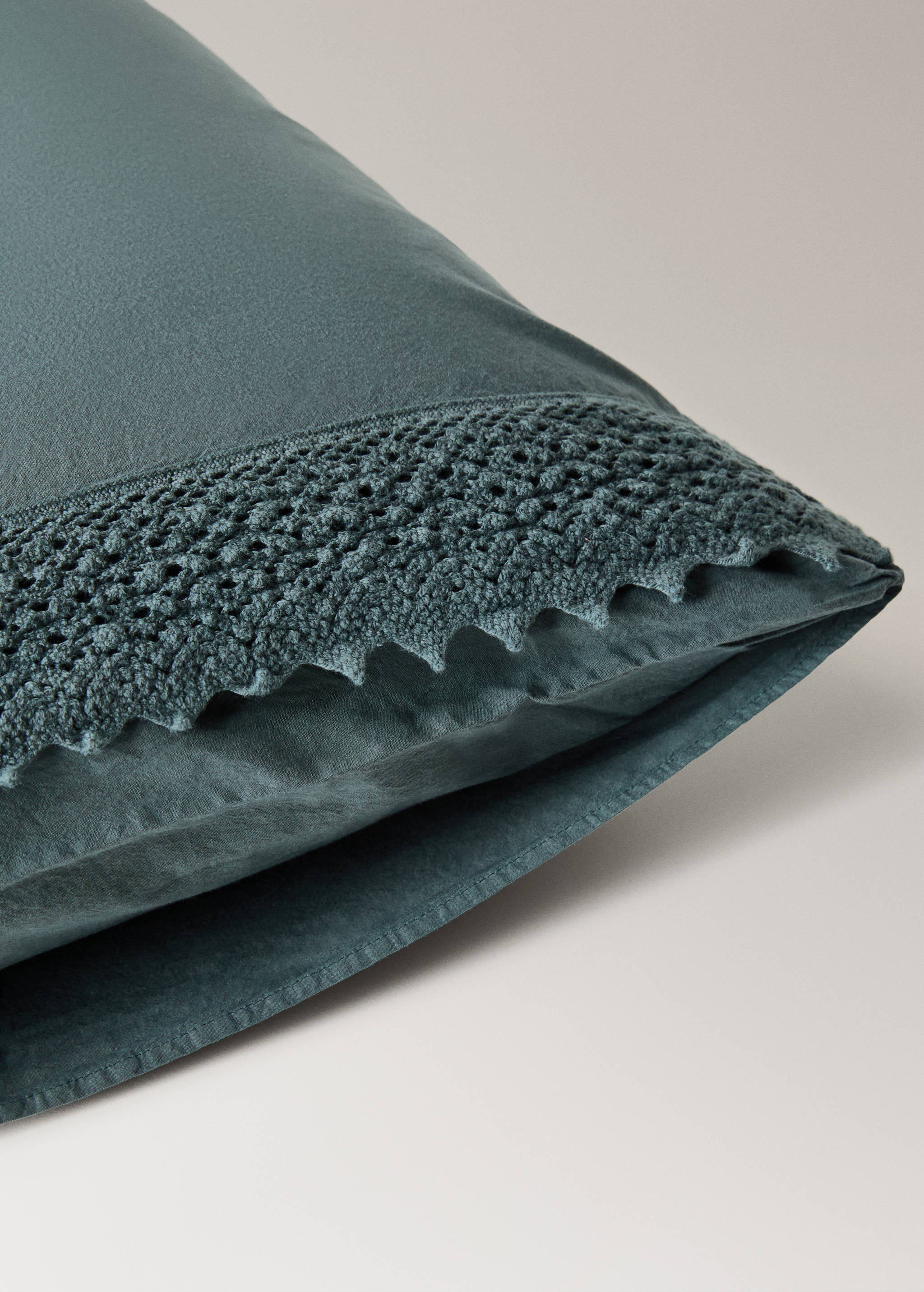 Two washed cotton pillowcases with lace trim 50x75 cm - Details of the article 3