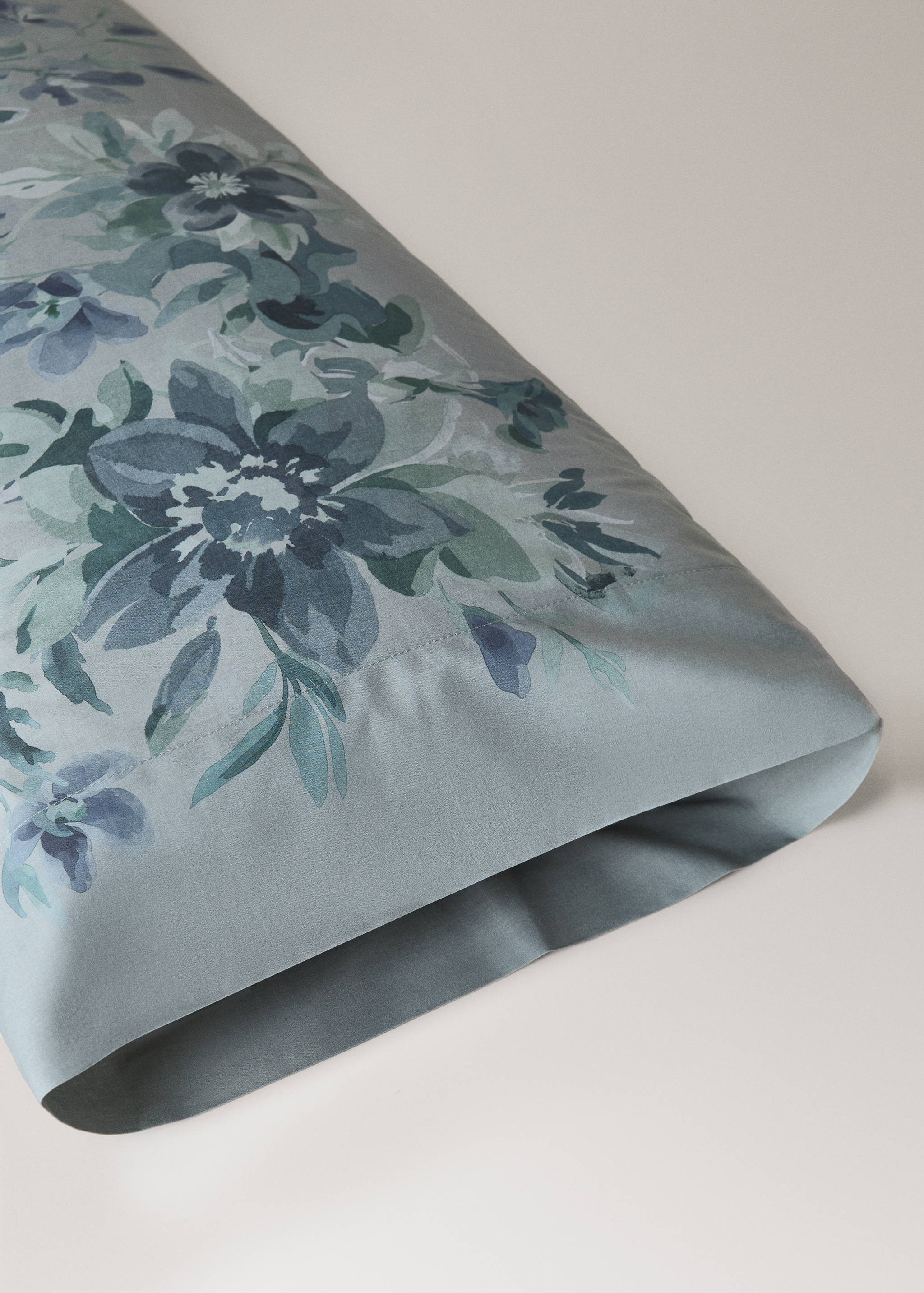 Percale cotton watercolour floral-print pillowcase 17.72x43.31 in - Details of the article 1