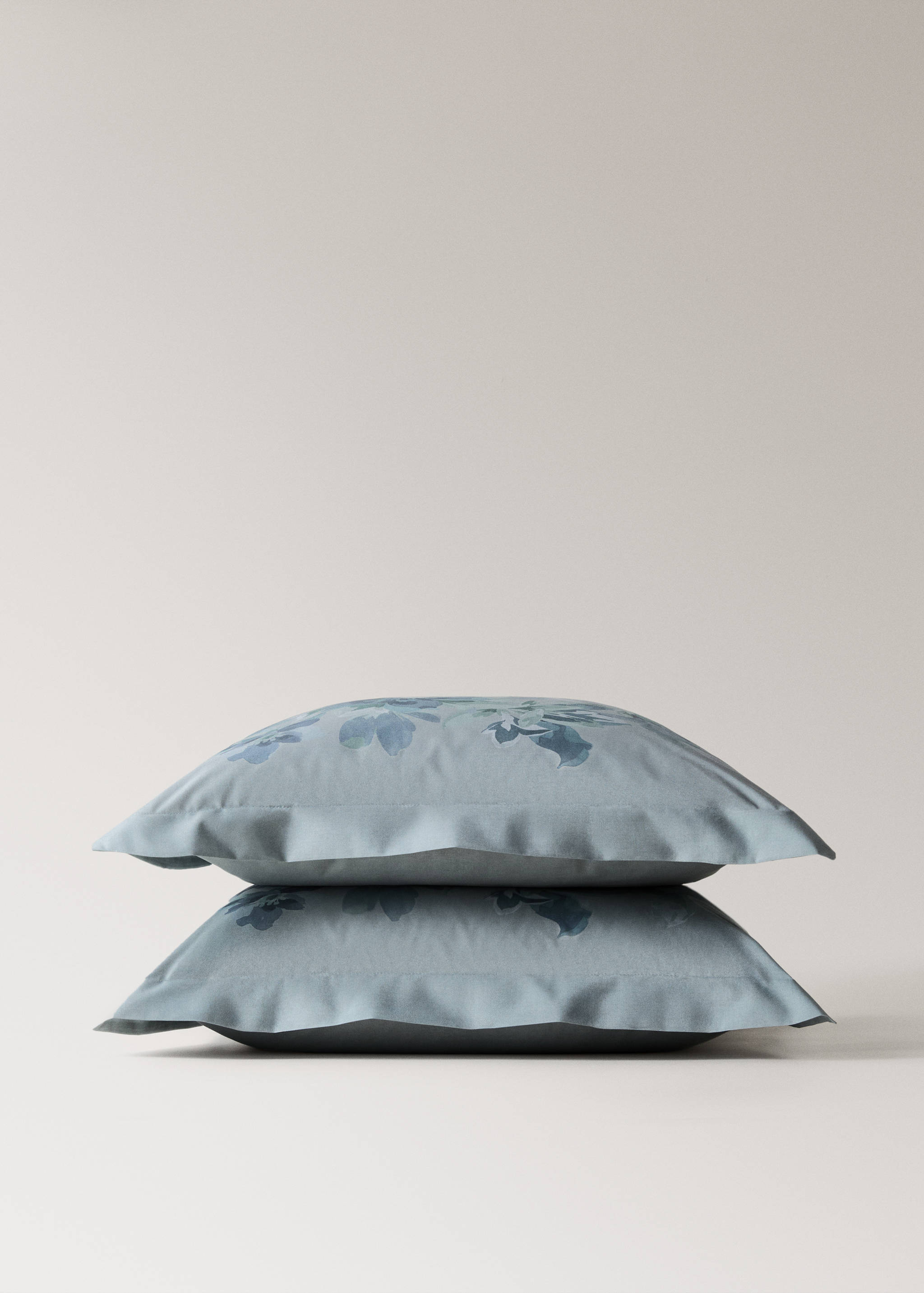 Poszewka na poduszkę z bawełnianego perkalu z nadrukiem akwarelowych kwiatów 60x60 cm - Szczegóły artykułu 1