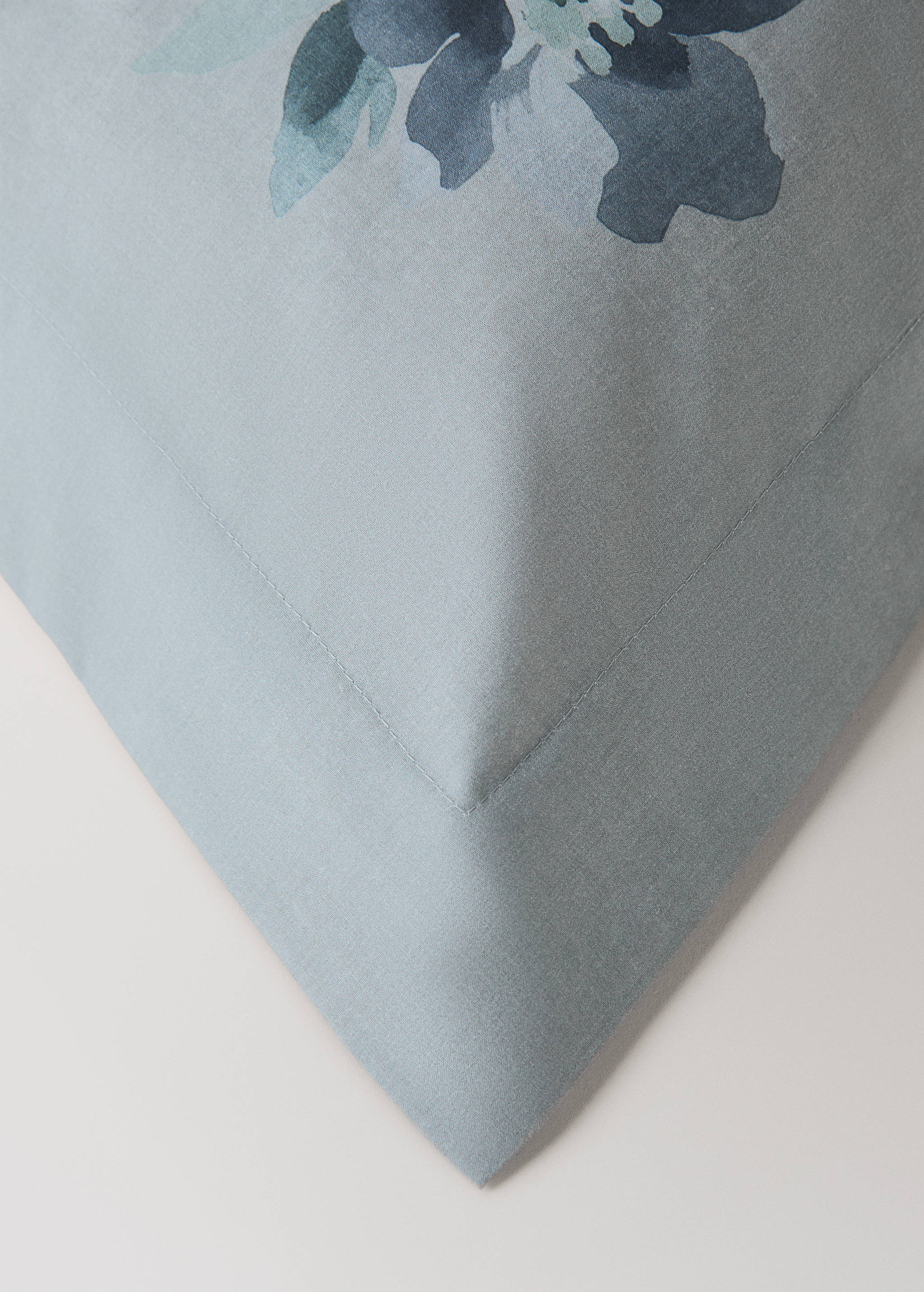 Poszewka na poduszkę z bawełnianego perkalu z nadrukiem akwarelowych kwiatów 60x60 cm - Szczegóły artykułu 3