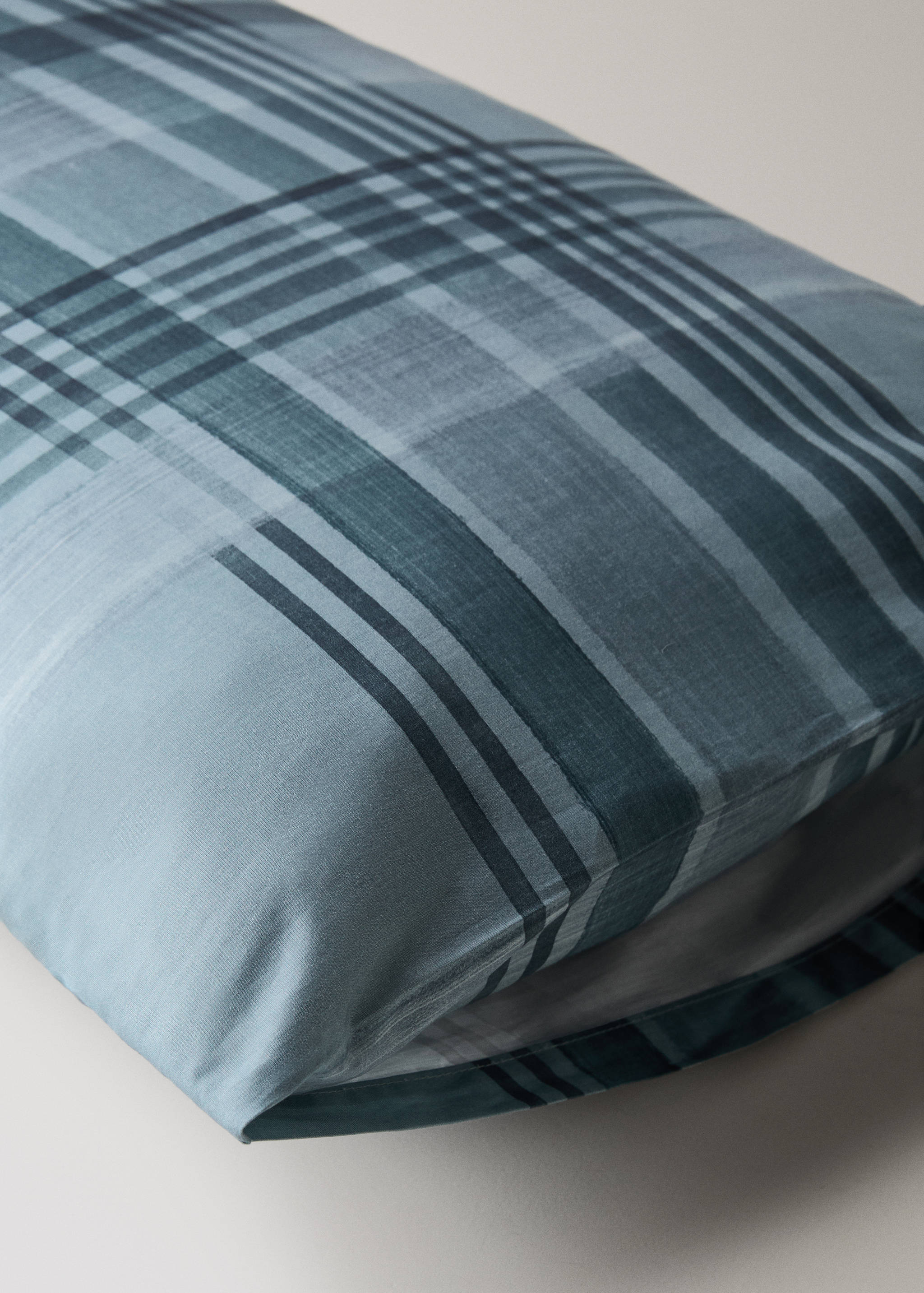 Percale cotton watercolour check-print pillowcase 50x75 cm - Details of the article 2