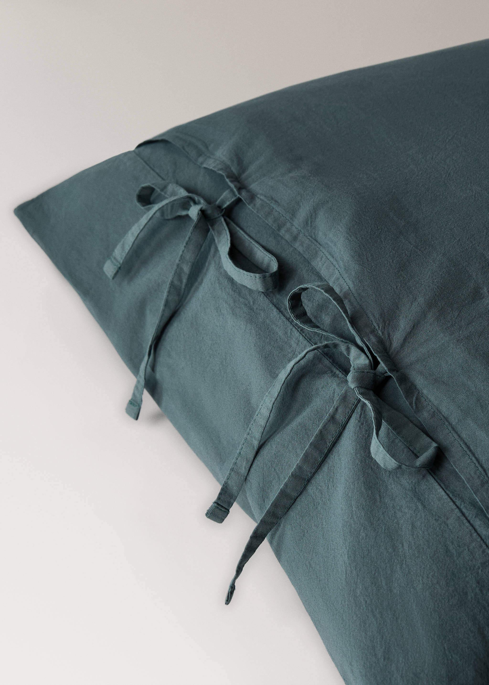 Two washed cotton pillowcases with ties 50x75 cm - Details of the article 3