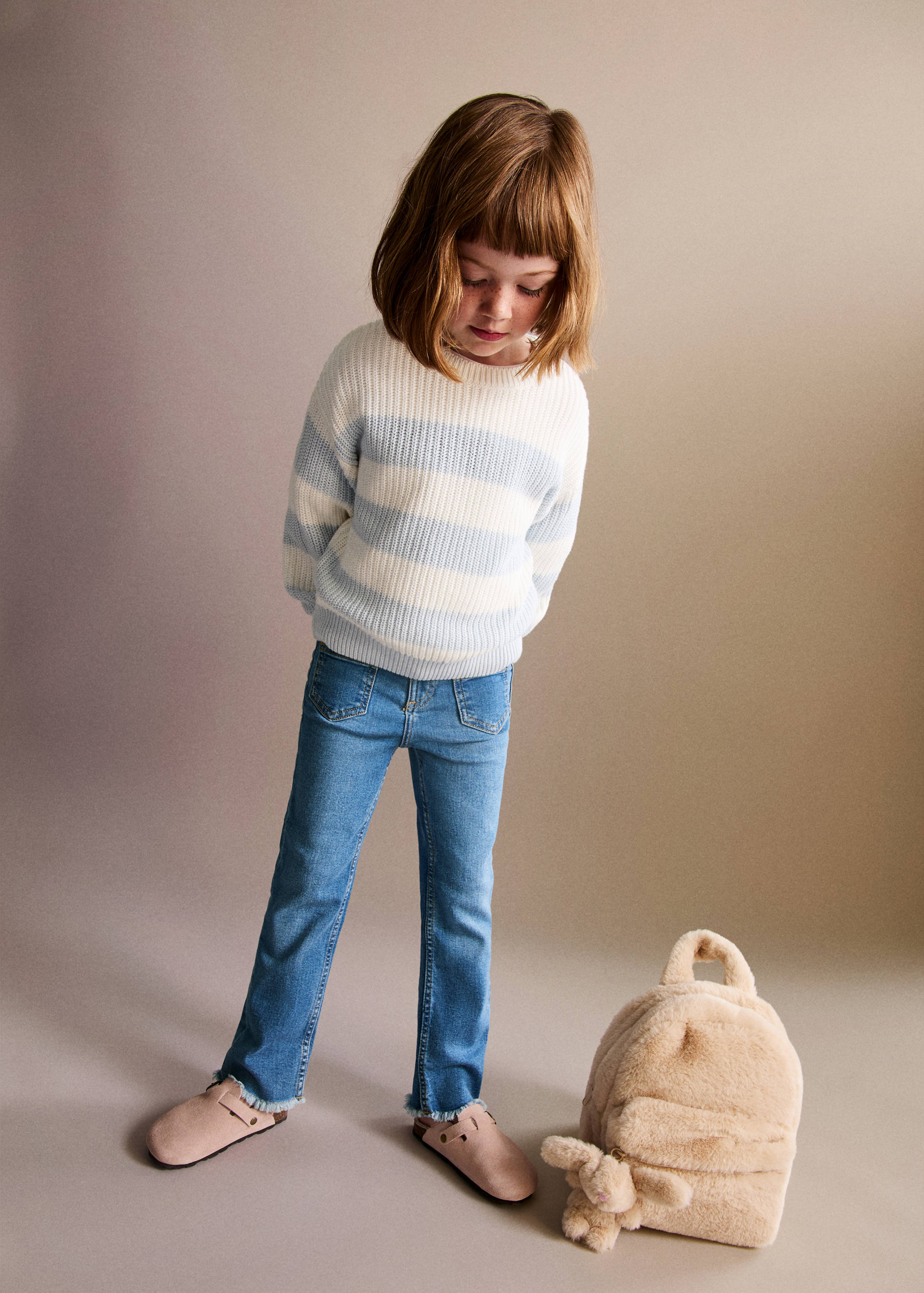 Jeans flare bordo sfilacciato - Piano generale