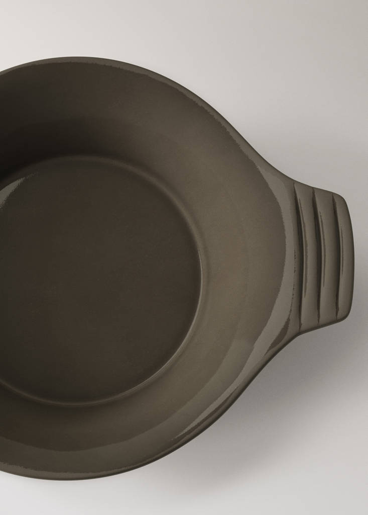 Recycled stoneware casserole dish — Medium Brown