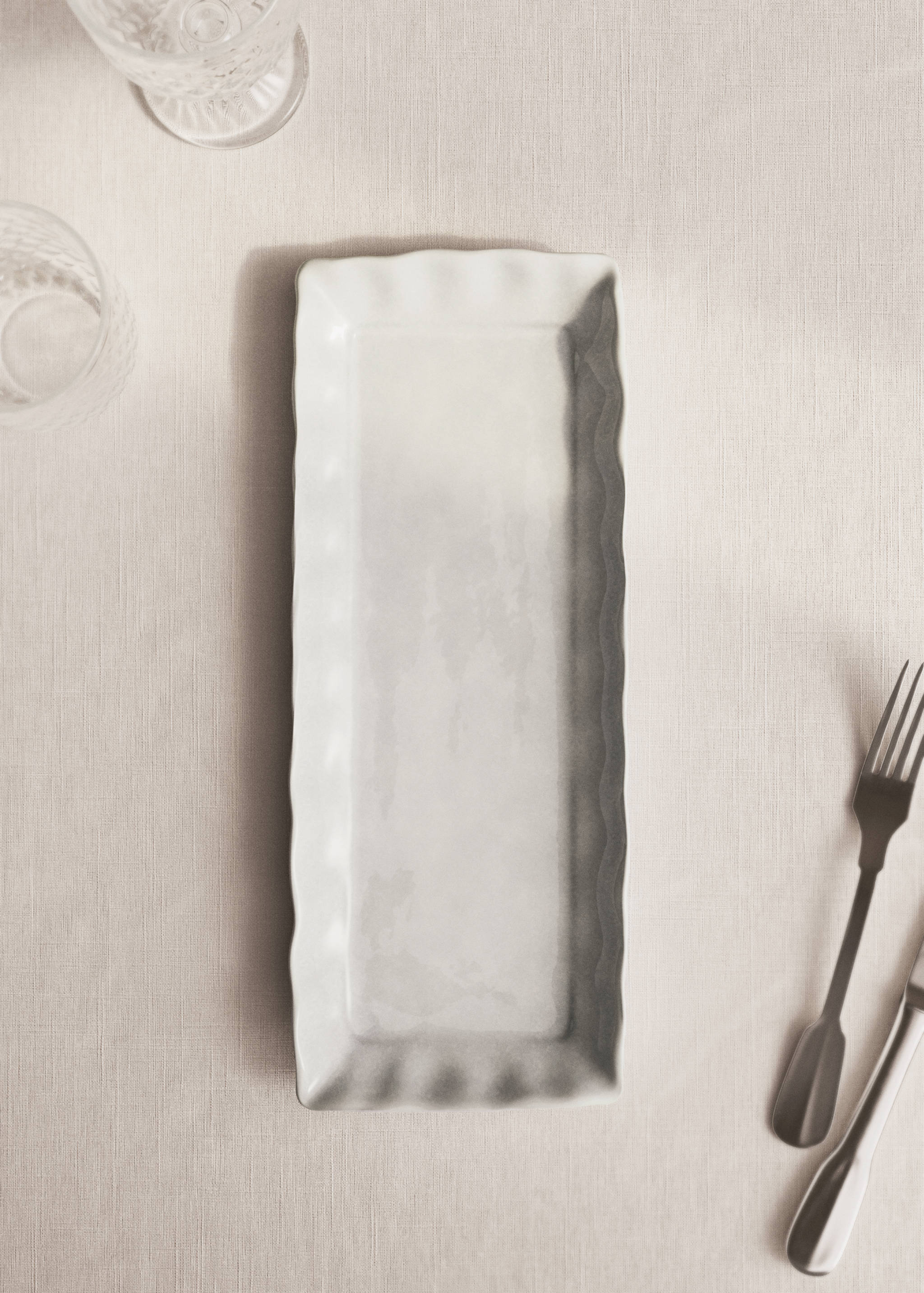 Керамічна таця з хвилястим оздобленням - Загальний план