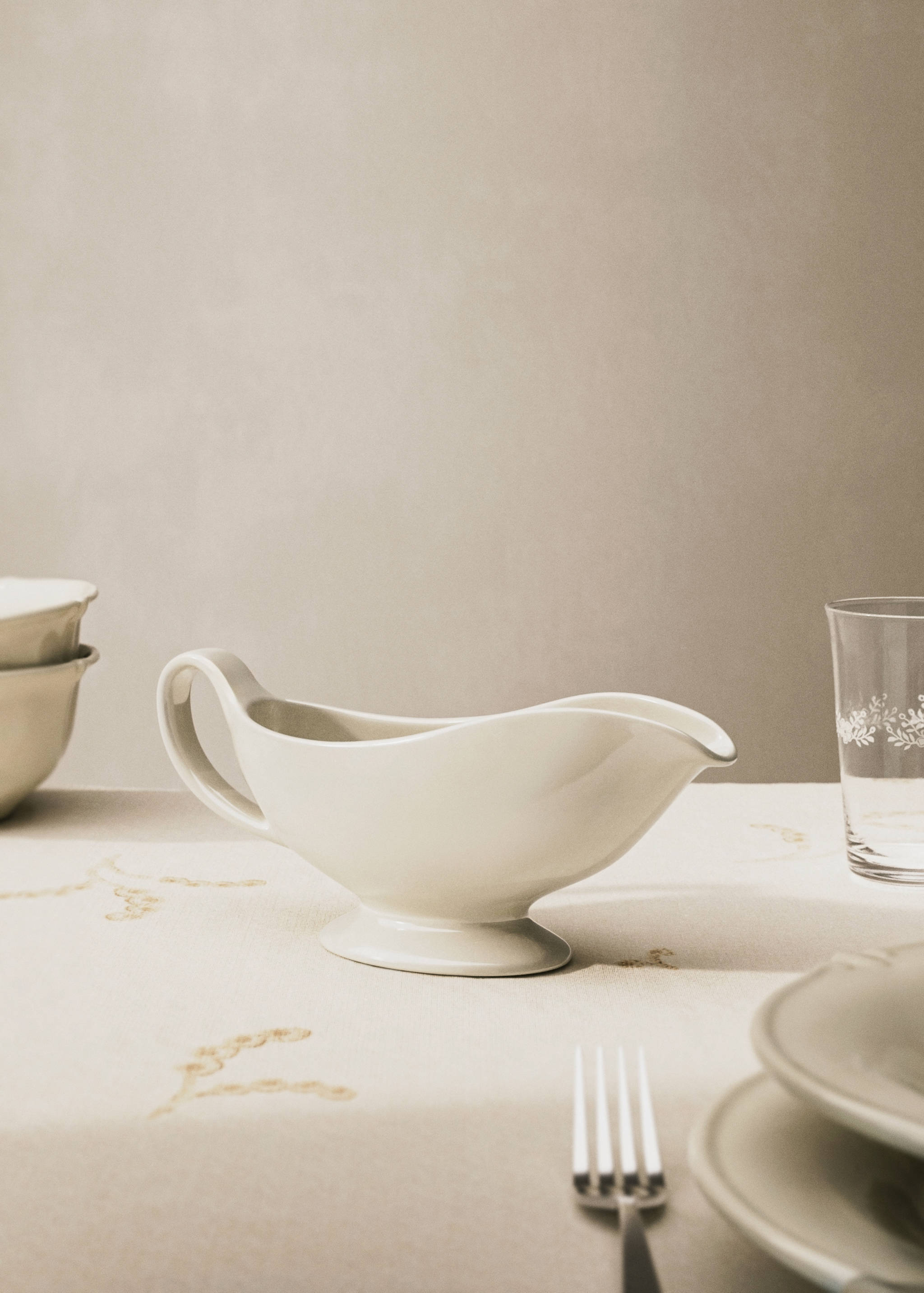 Oval stoneware sauce boat - General plane