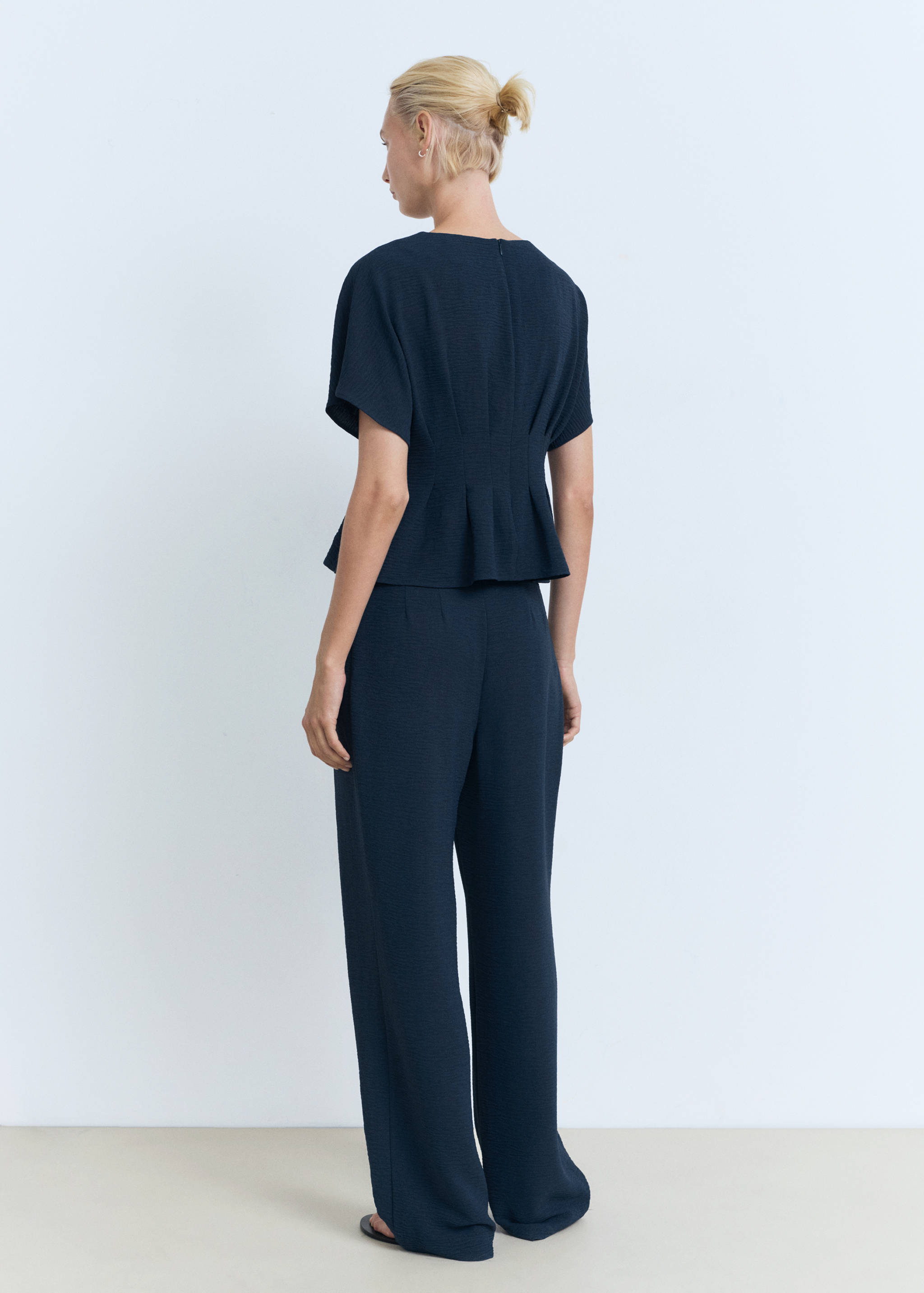 Straight-fit pleated pants - Reverse of the article