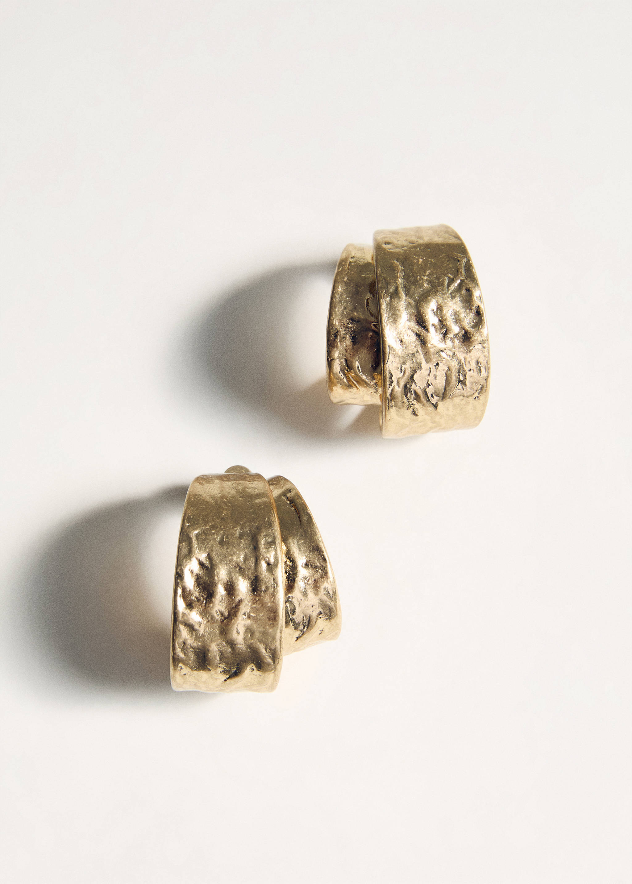 Textured double hoop earrings - Details of the article 5