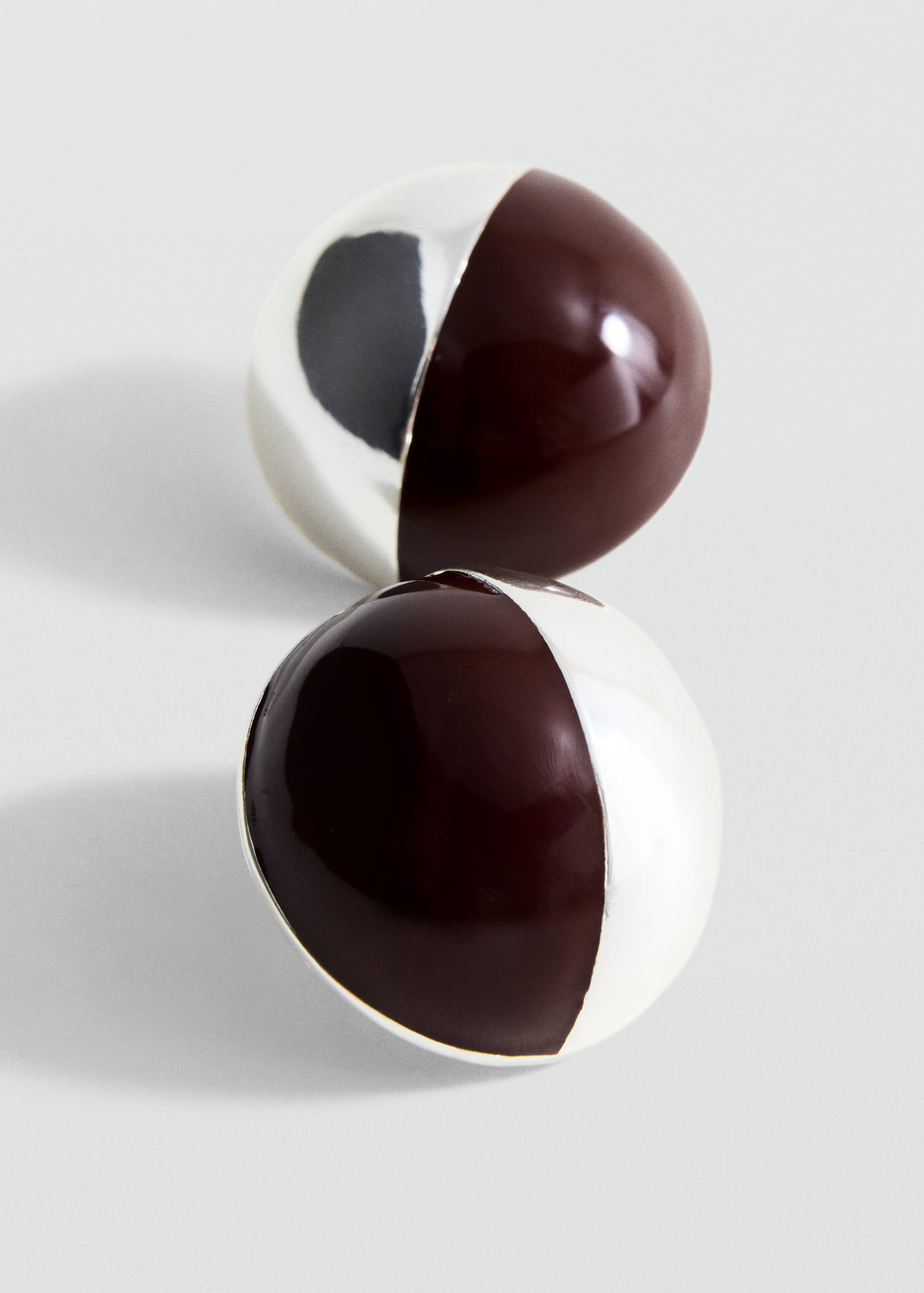 Комбіновані круглі сережки - Середній план