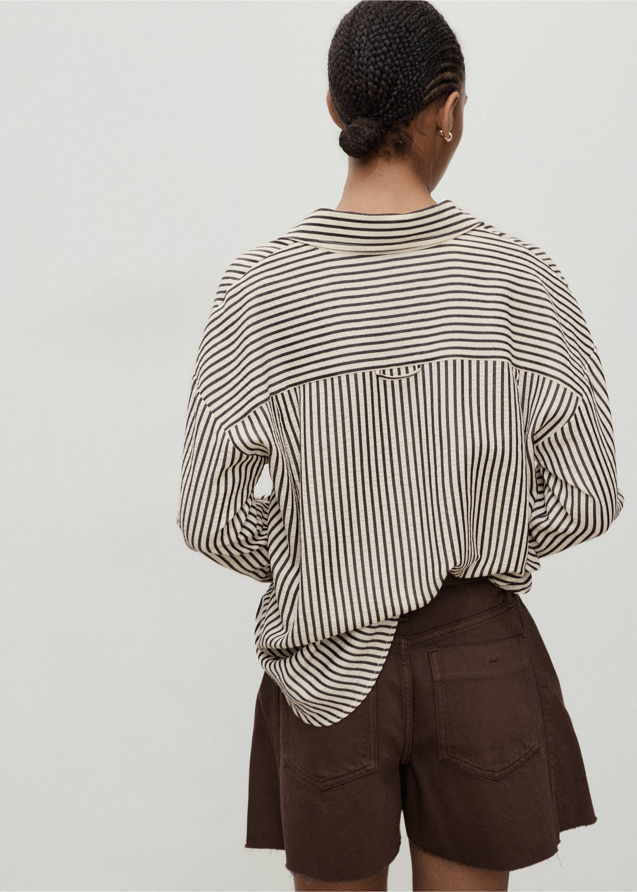 Denim shorts with frayed hem and pleats - Reverse of the article, Chocolate. Ref: 17012903-00.