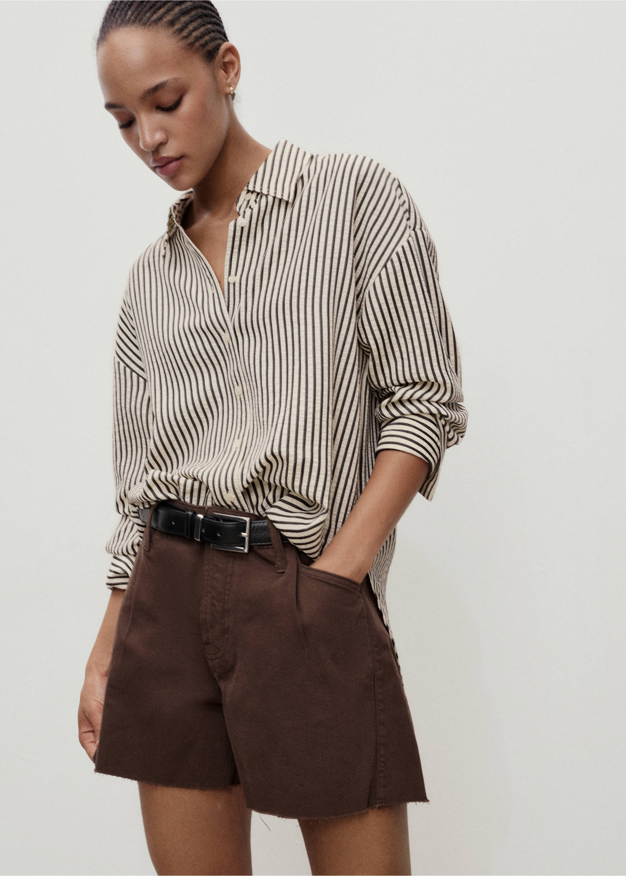Denim shorts with frayed hem and pleats - Details of the article 1, Chocolate. Ref: 17012903-00.
