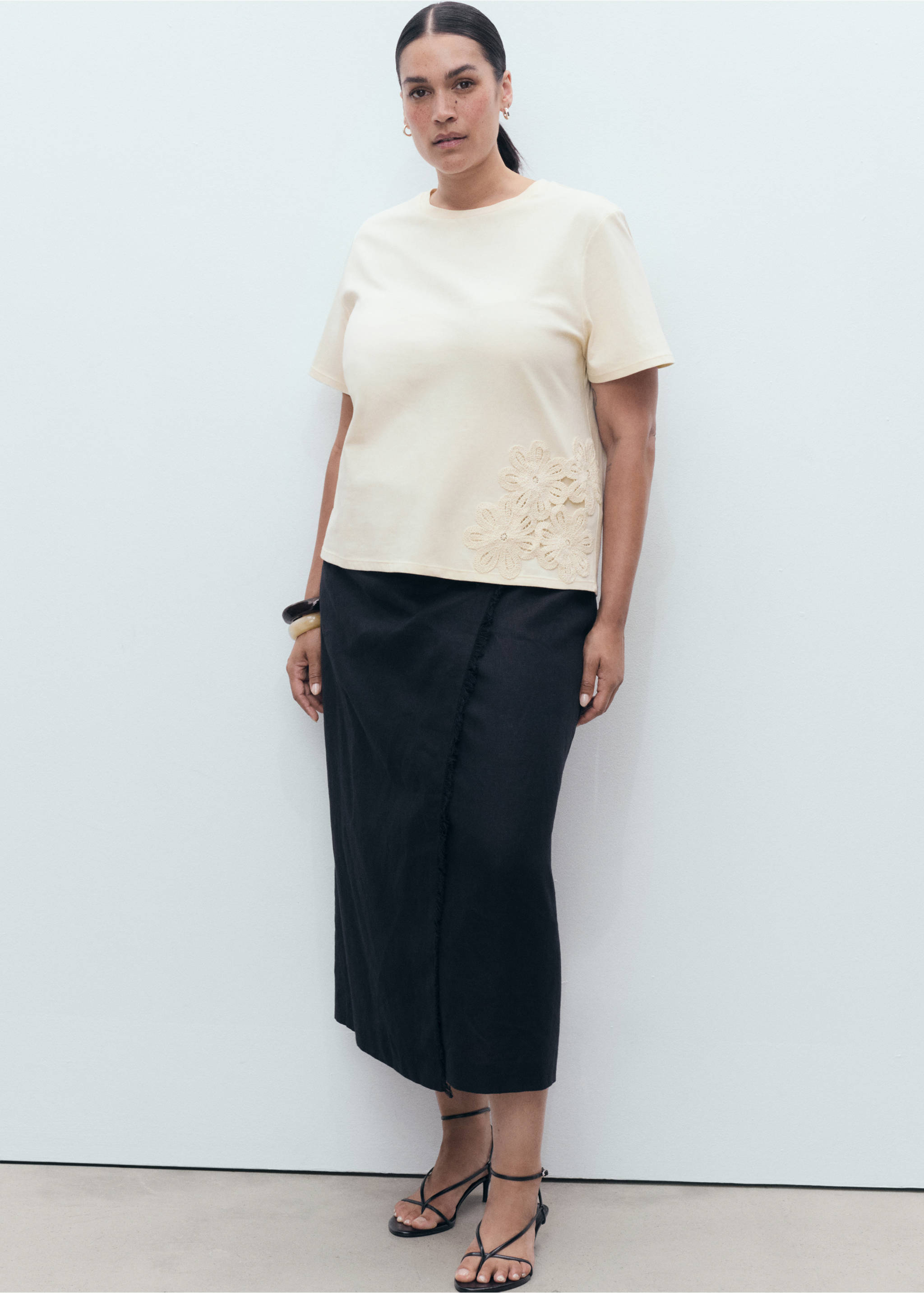 Floral-embroidered cotton t-shirt - Details of the article 3, Ecru. Ref: 17012910-00.