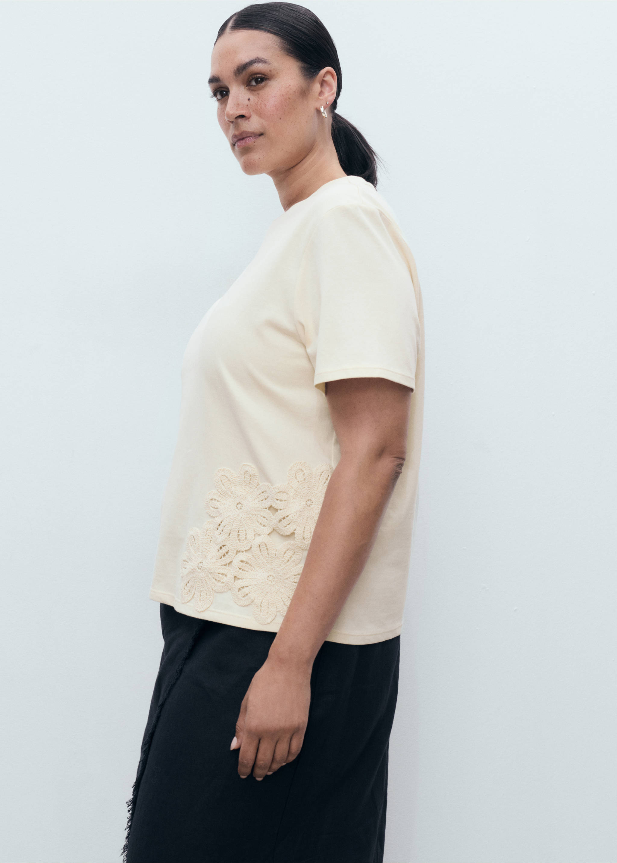 Floral-embroidered cotton t-shirt - Details of the article 5, Ecru. Ref: 17012910-00.