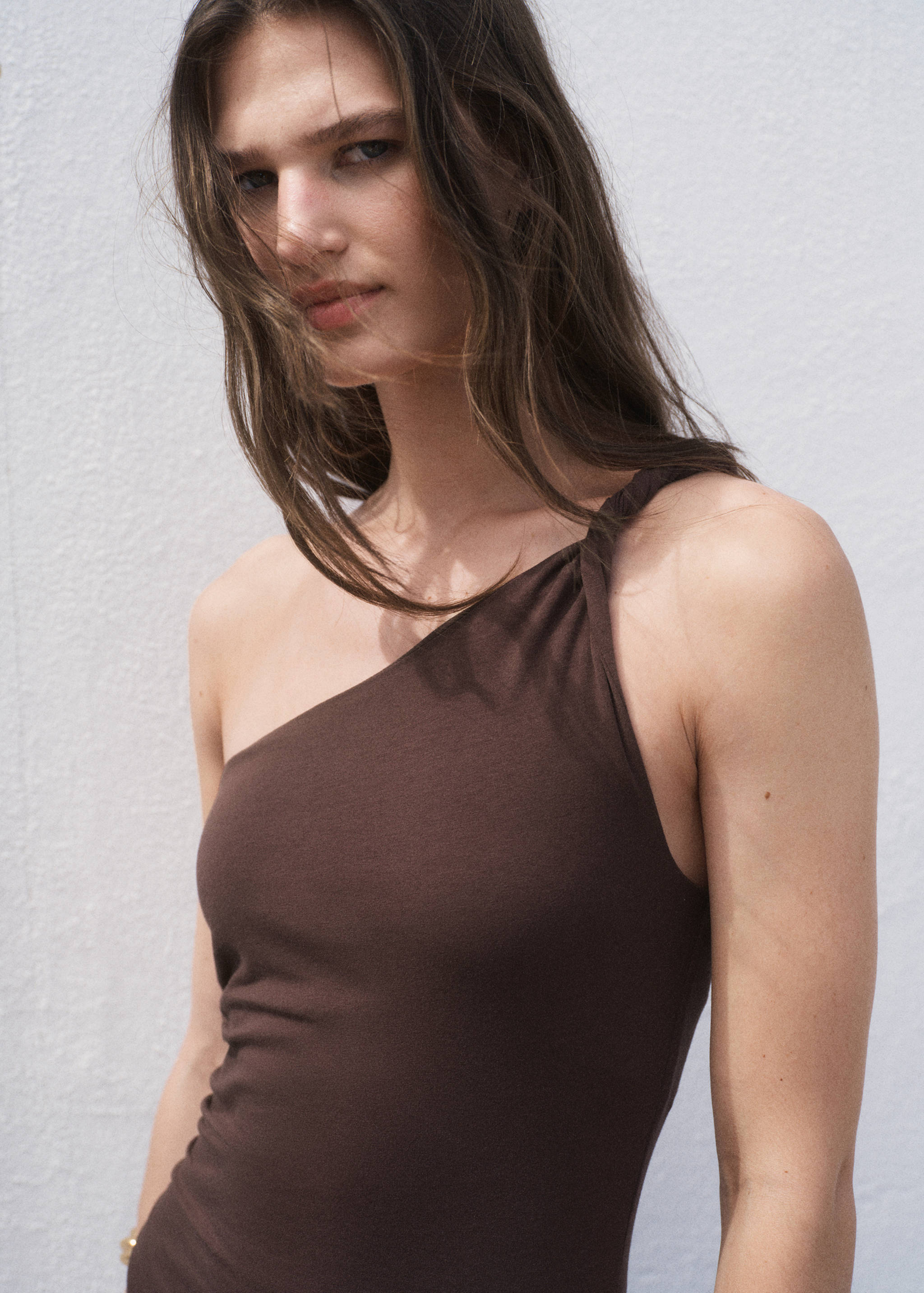 Asymmetrical dress with gathered strap - Details of the article 1