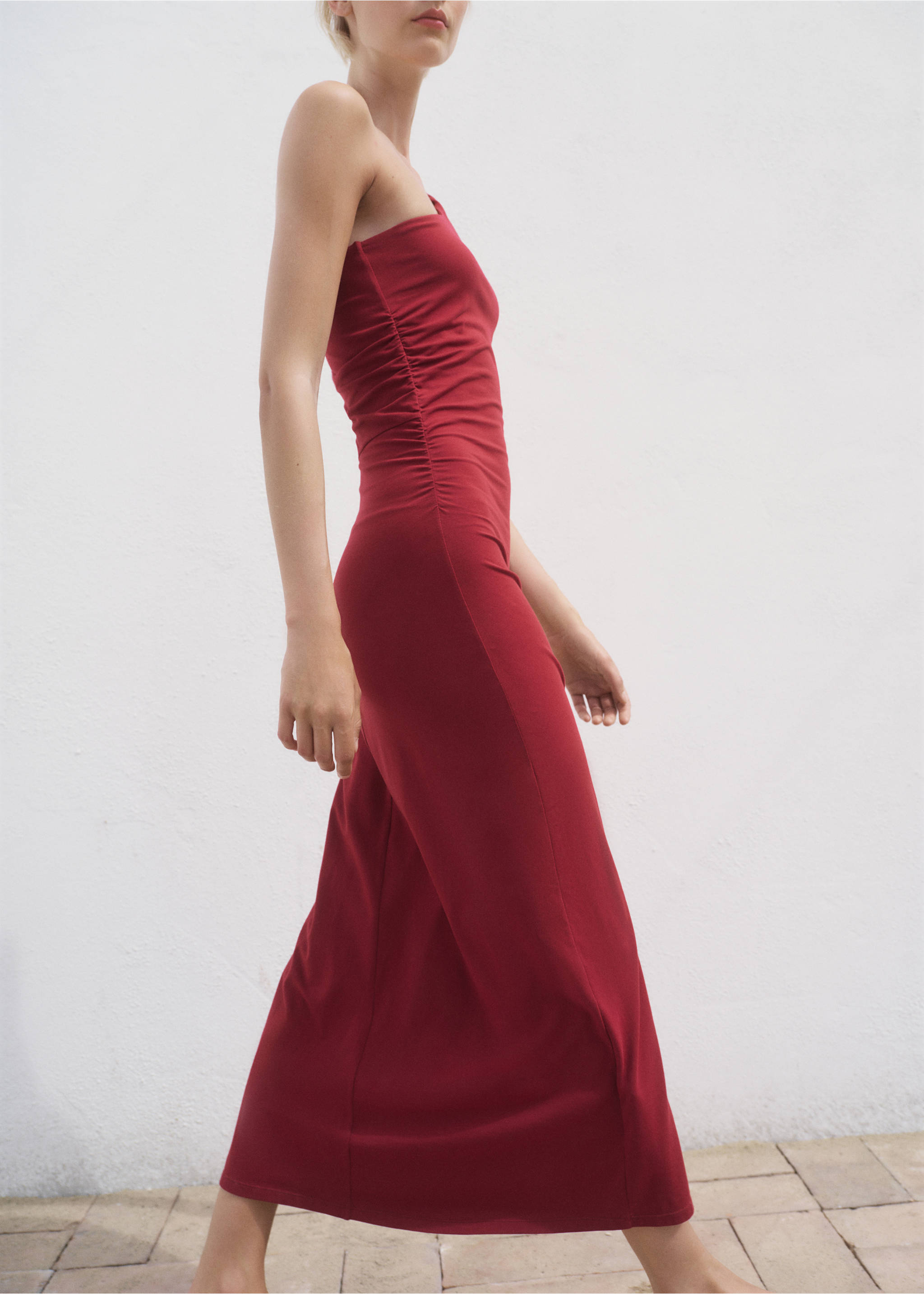 Платье асимметричного кроя с присборенной бретелью - Средний план, Бургундия. Ref: 17012911-00.