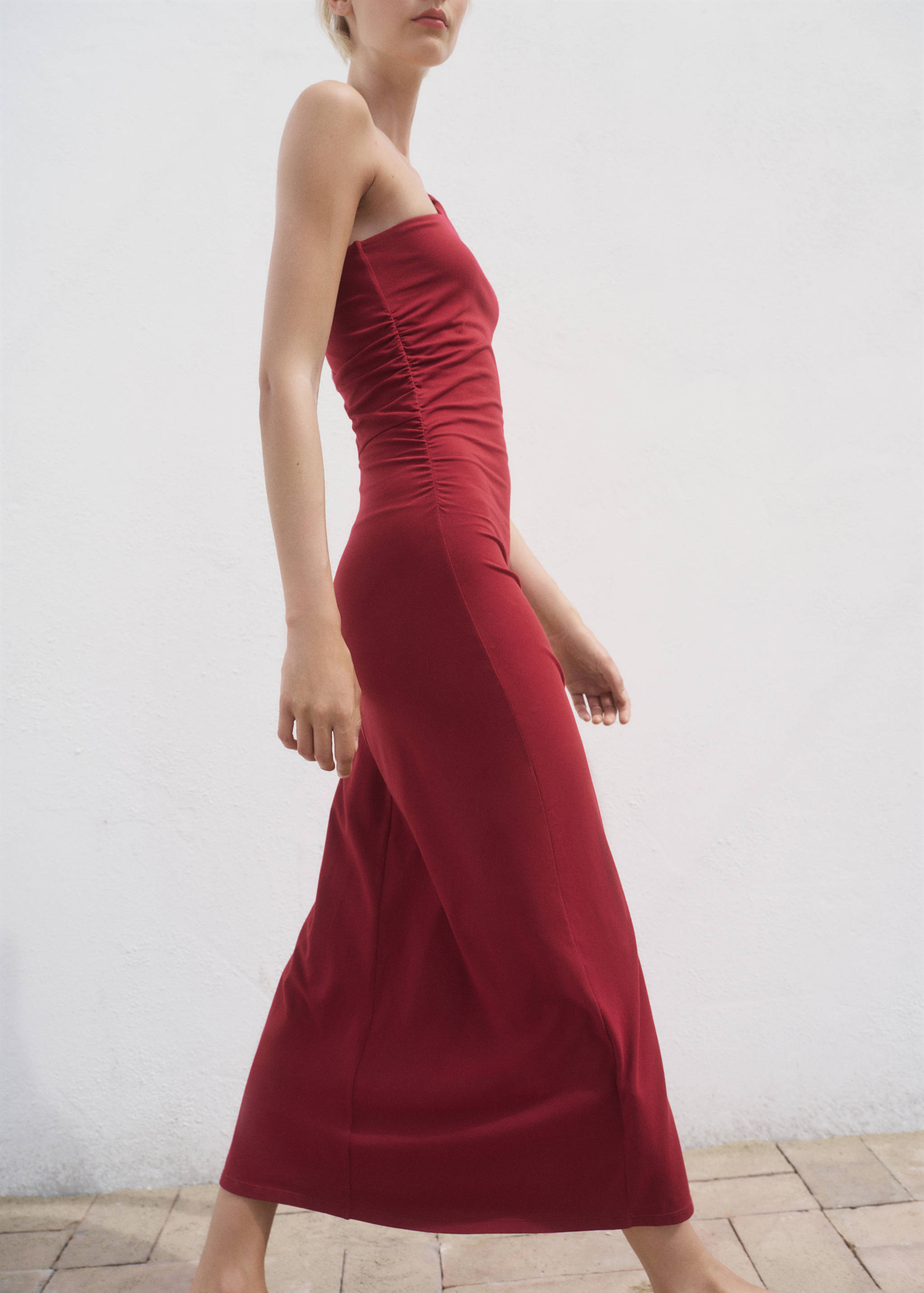 Asymmetrical dress with gathered strap - Medium plane