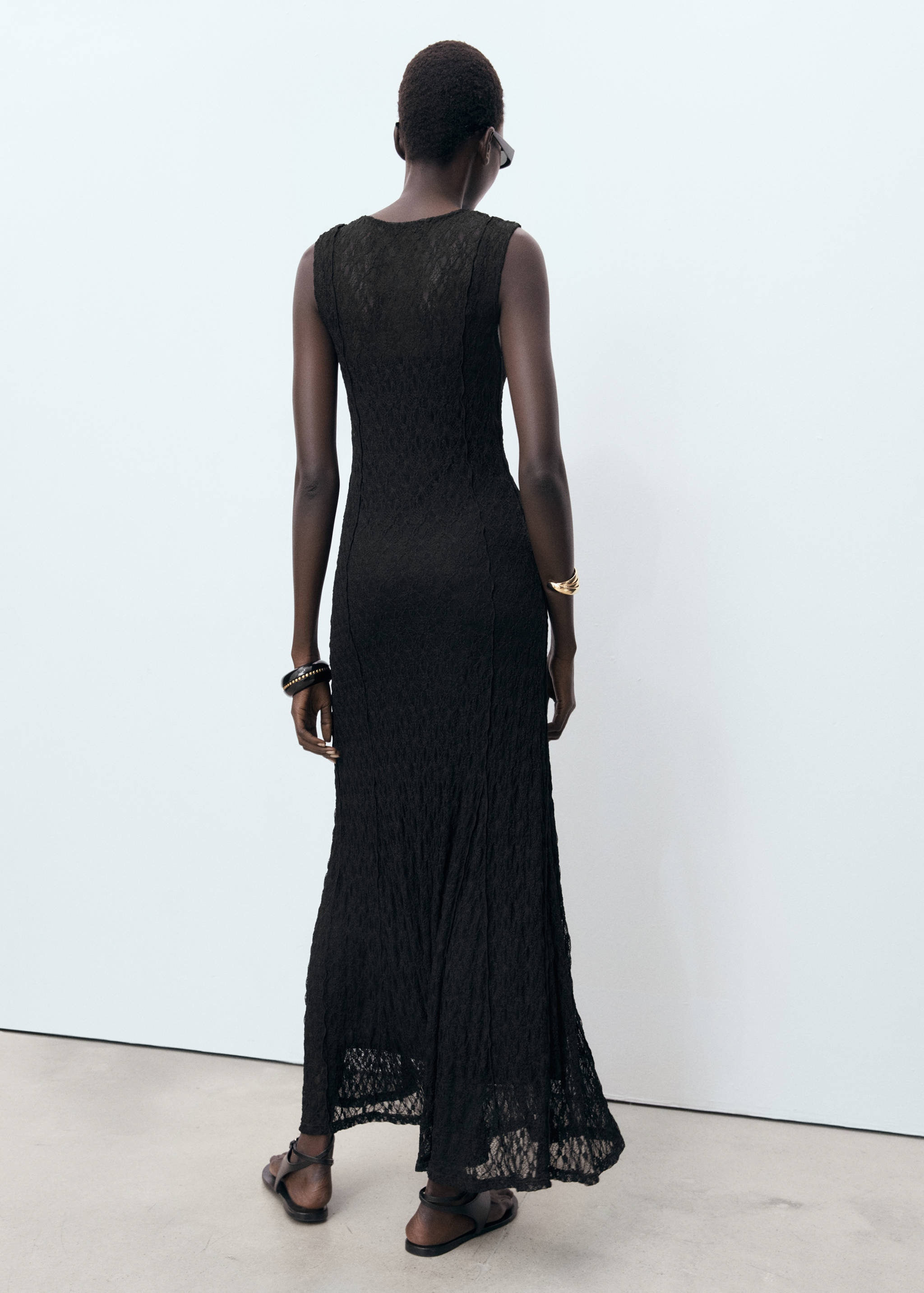 Long lace dress - Reverse of the article