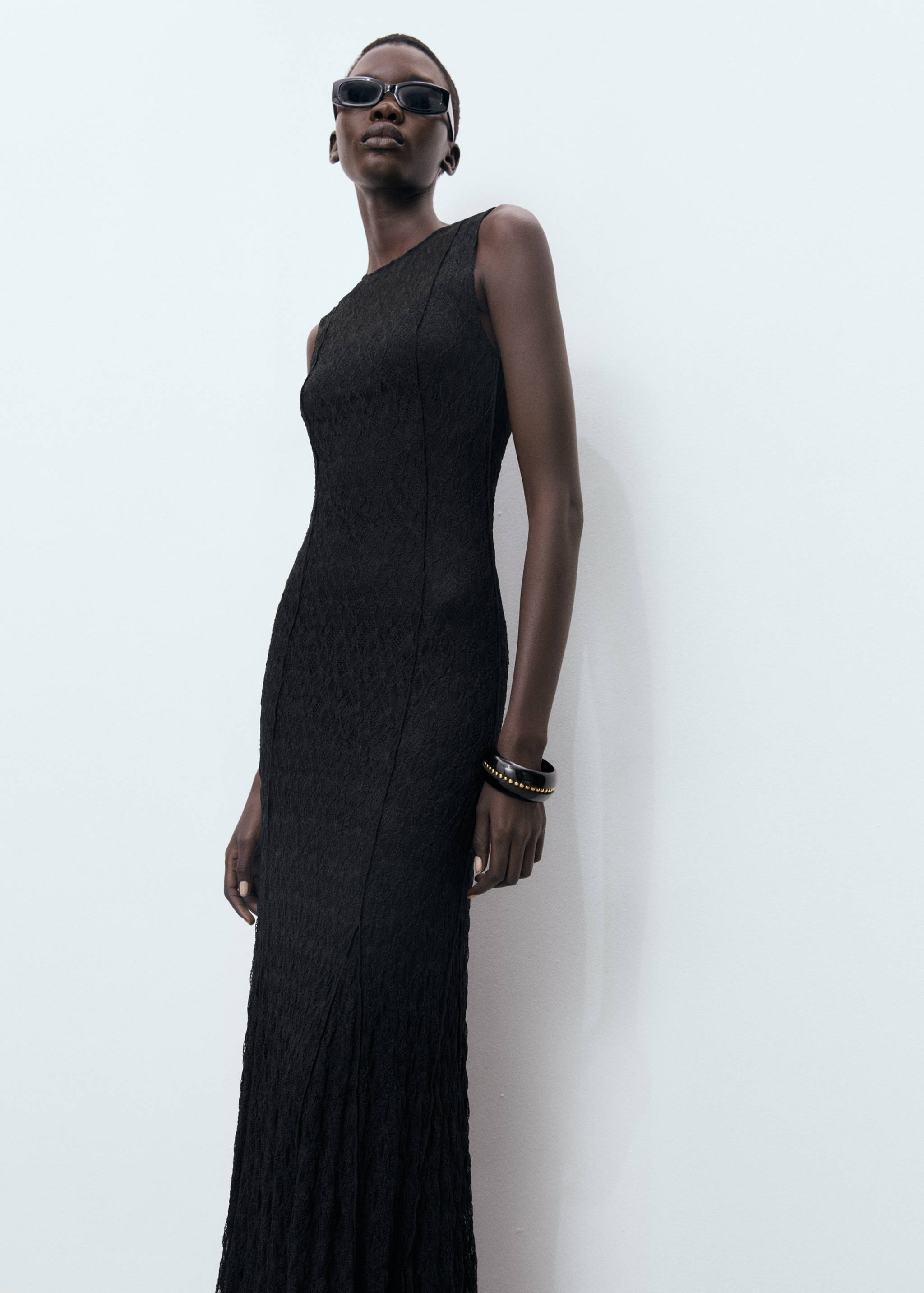 Robe longue dentelle - Plan moyen