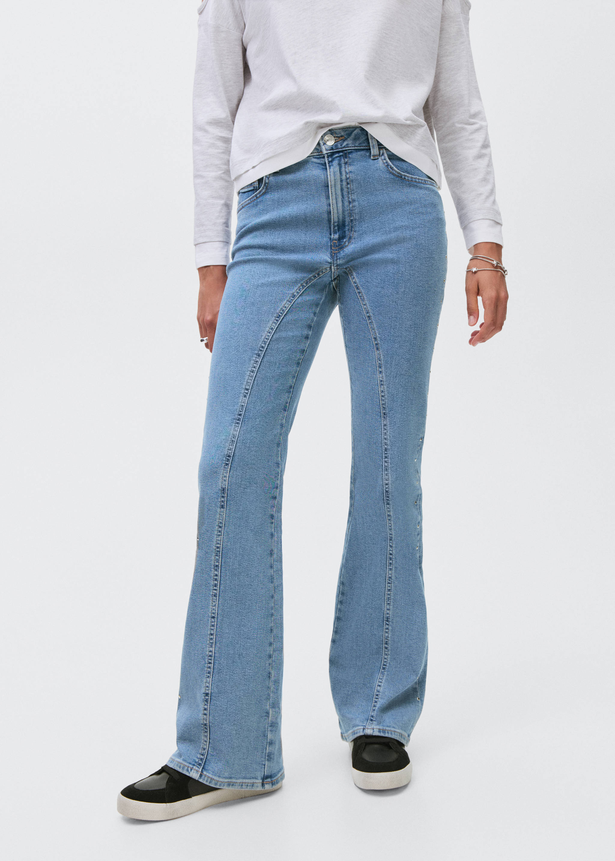 Jeans à boca de sino com costuras decorativas - Plano médio