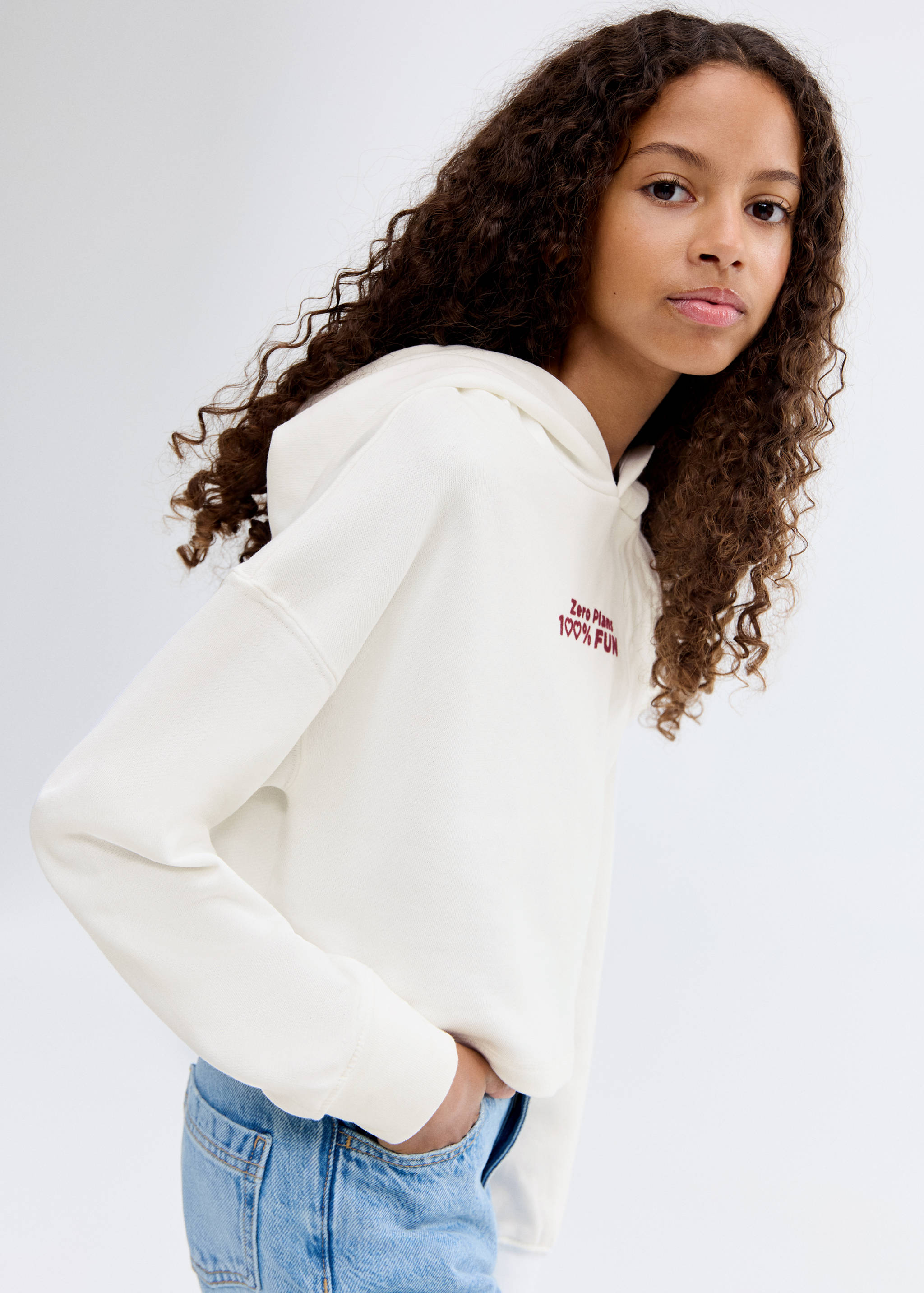 Свитшот с принтом и капюшоном - Средний план