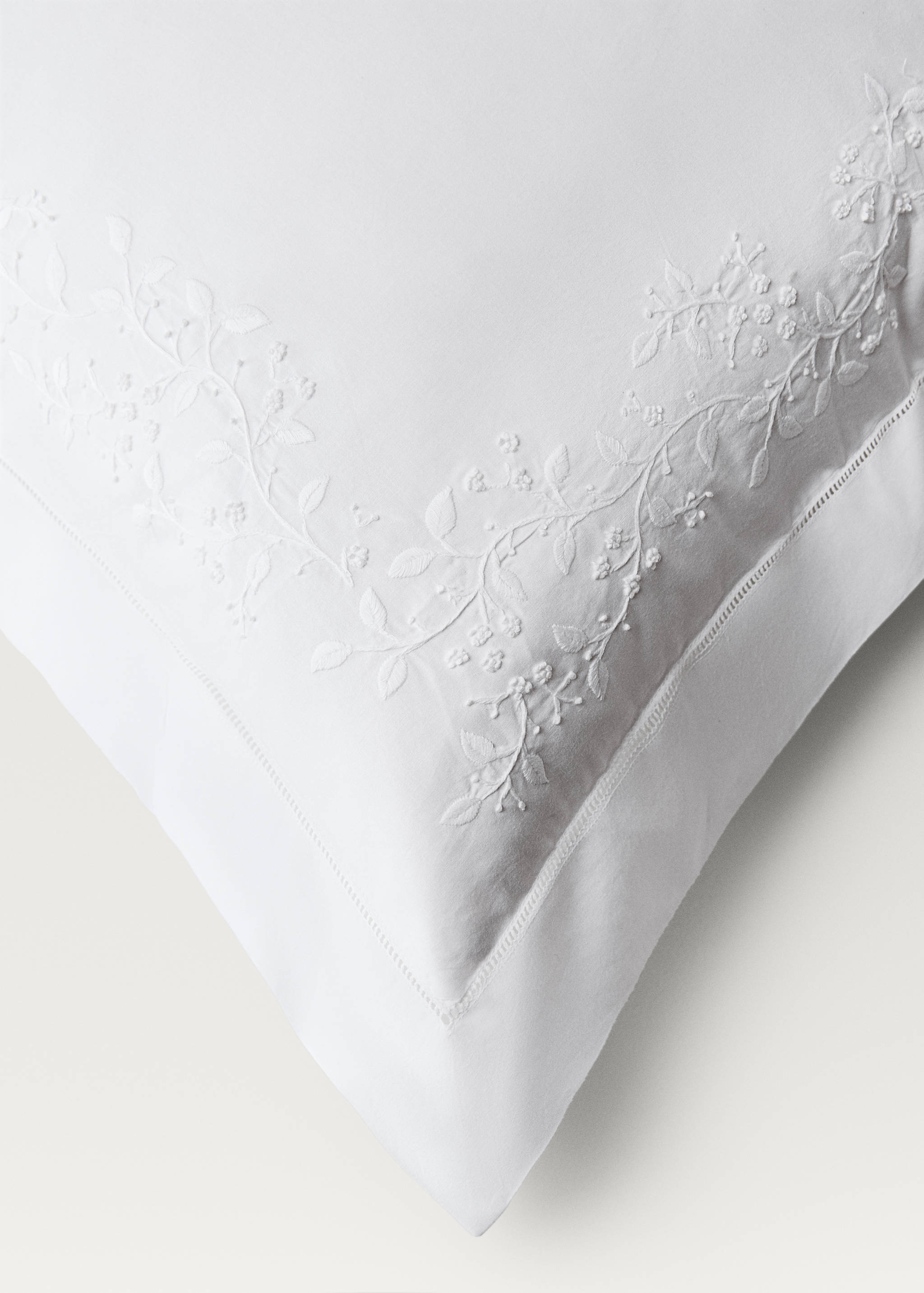 Two cotton percale pillowcases with embroidered flowers 60x60 cm - Details of the article 1