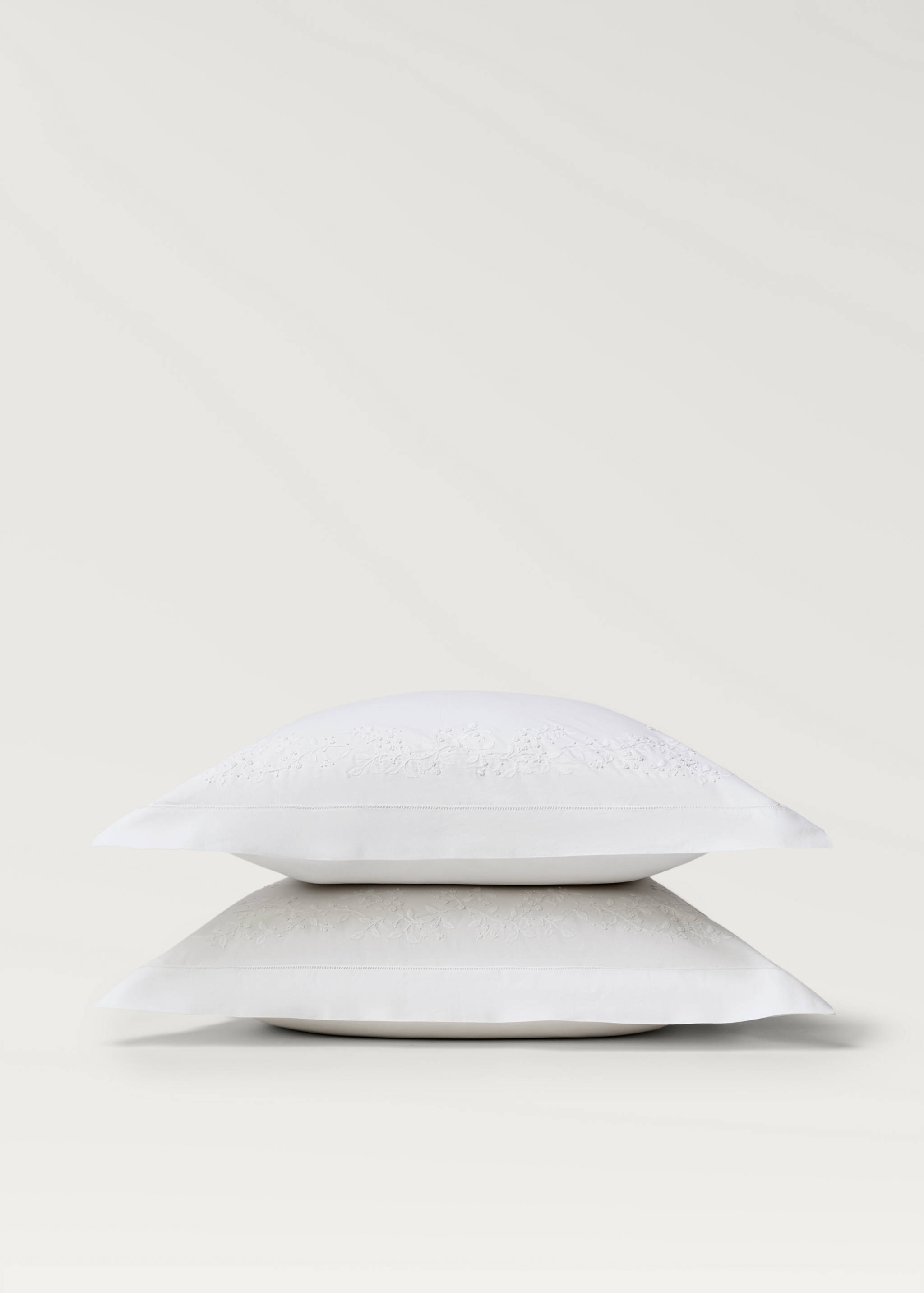 Two cotton percale pillowcases with embroidered flowers 60x60 cm - Details of the article 3
