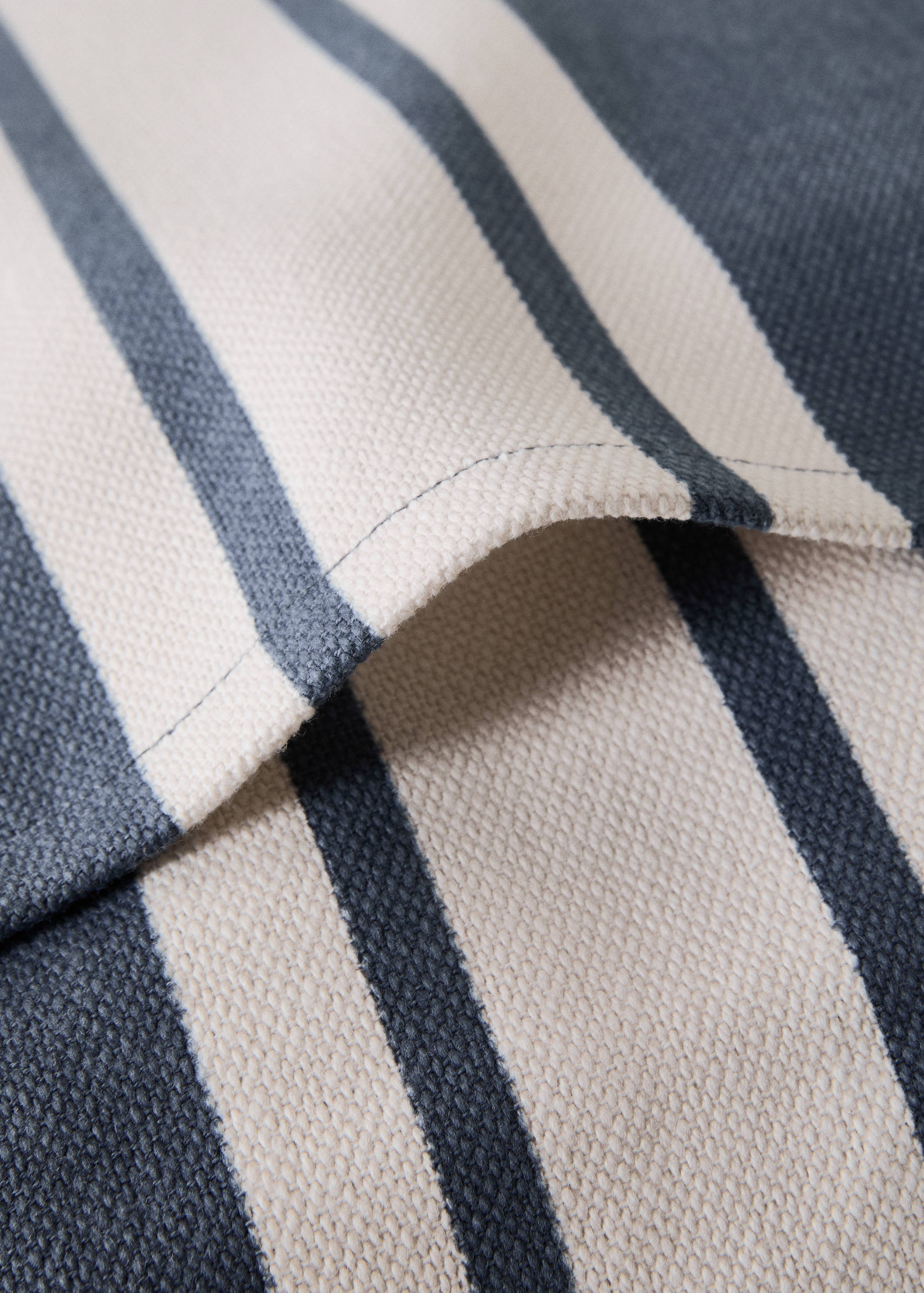Cotton cushion cover with printed stripes 45x45 cm - Details of the article 4