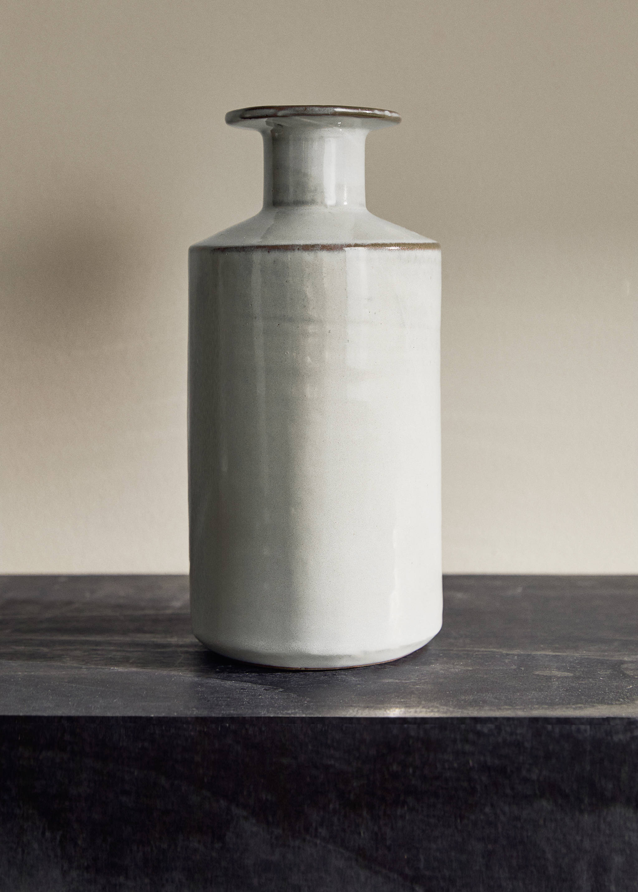 Large stoneware vase with bottle design - General plane