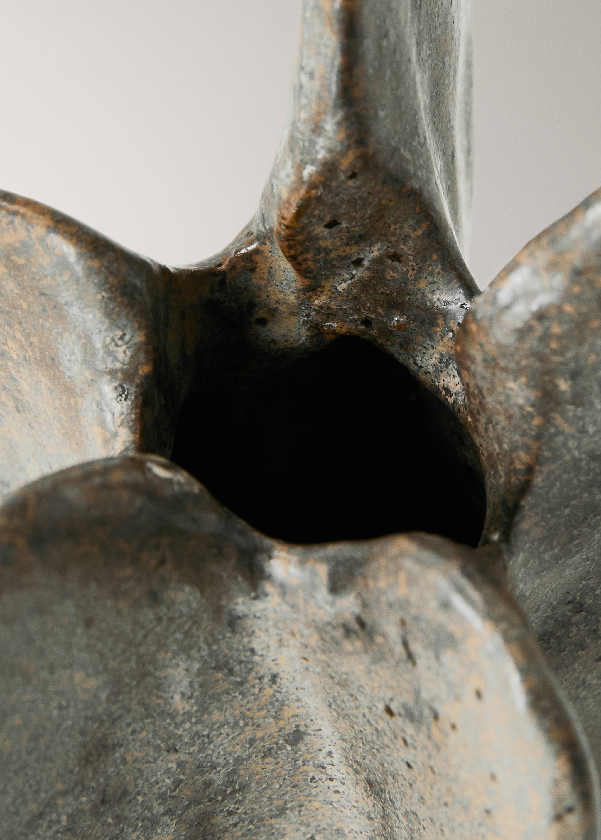 Organic stoneware vase - Details of the article 2