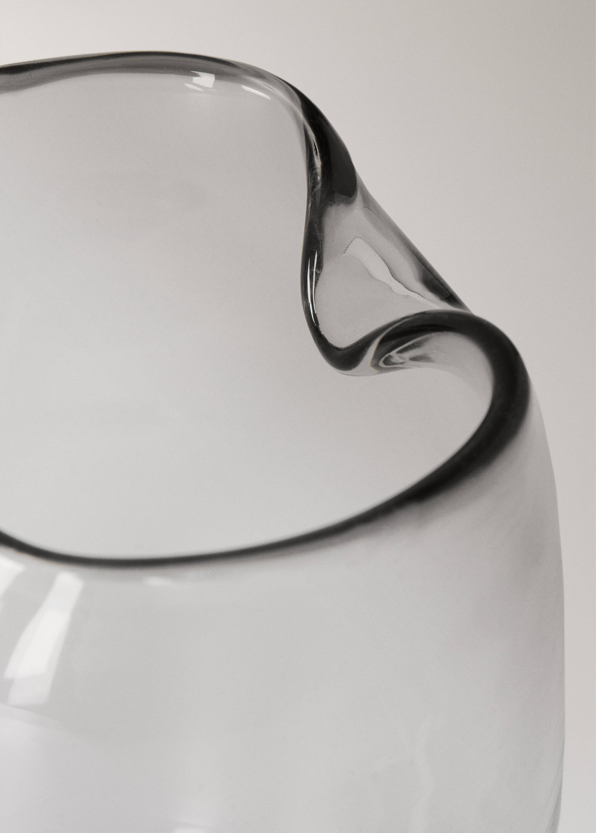 Irregular recycled glass vase - Details of the article 2