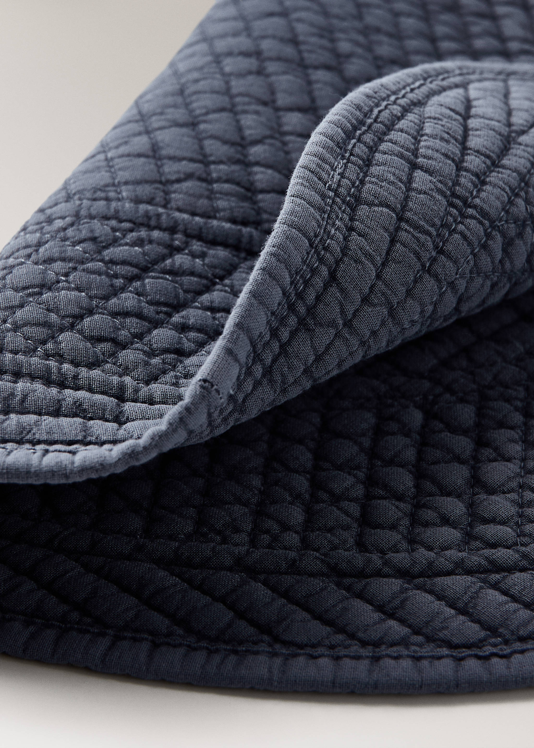 Oval quilted placemat - Details of the article 2