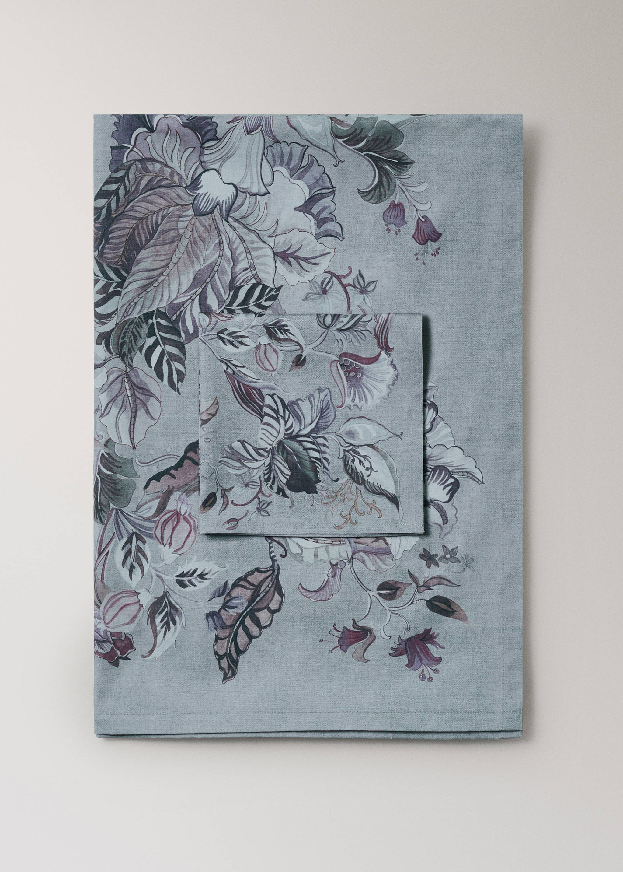 Cotton tablecloth with floral design for 6 to 8 diners - Article without model