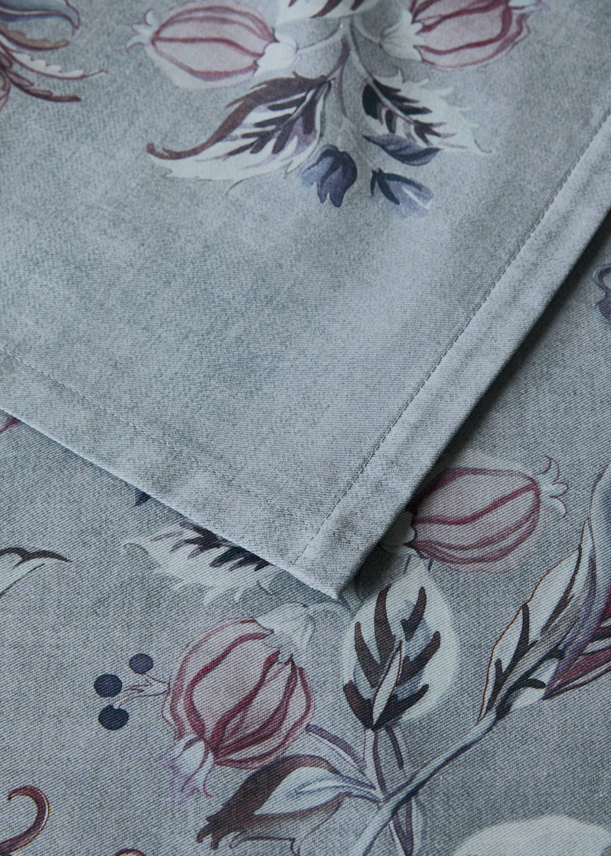 Cotton tablecloth with floral design for 6 to 8 diners - Details of the article 1