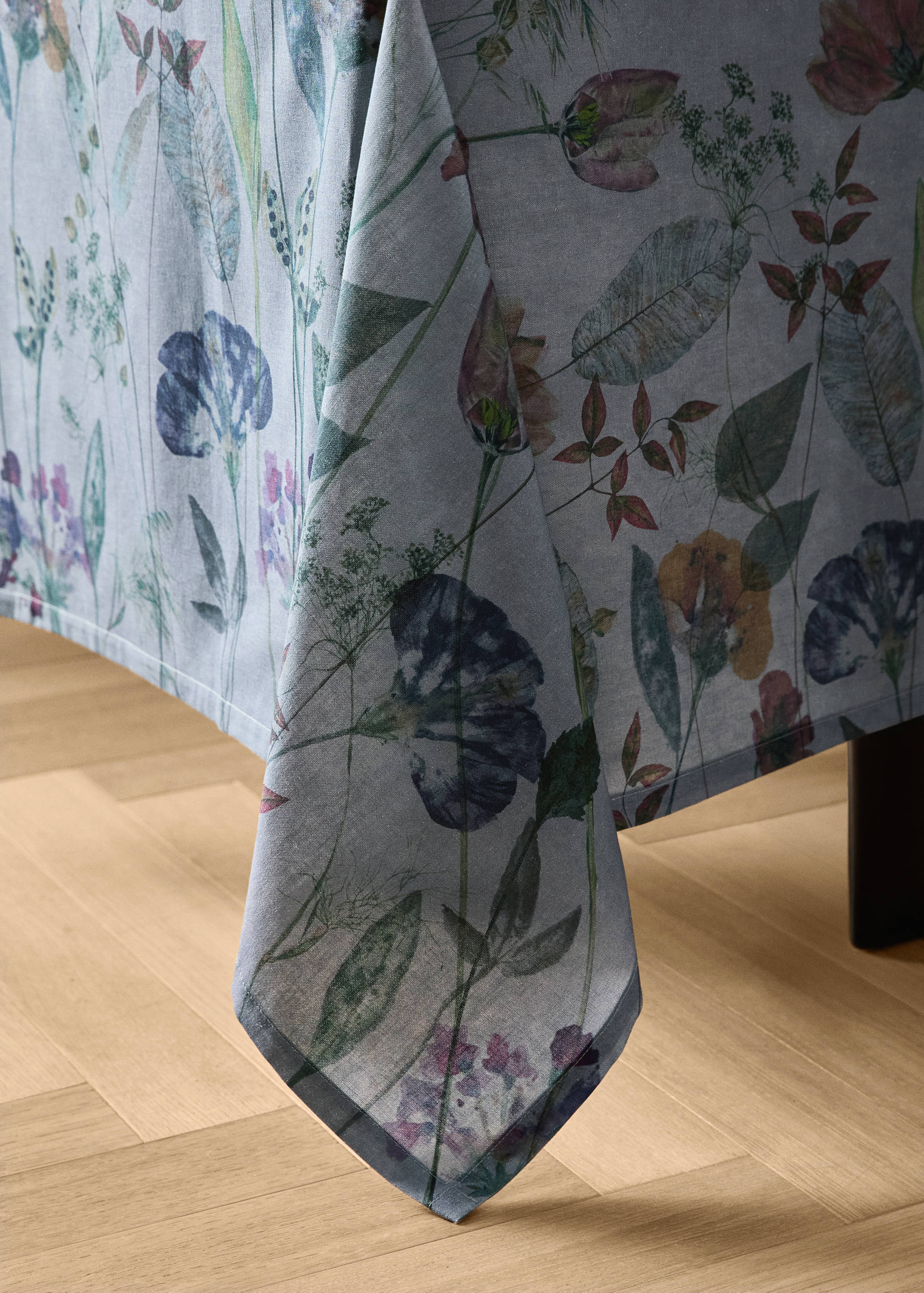 Cotton linen tablecloth with coloured flowers for 2 to 4 diners - Details of the article 8