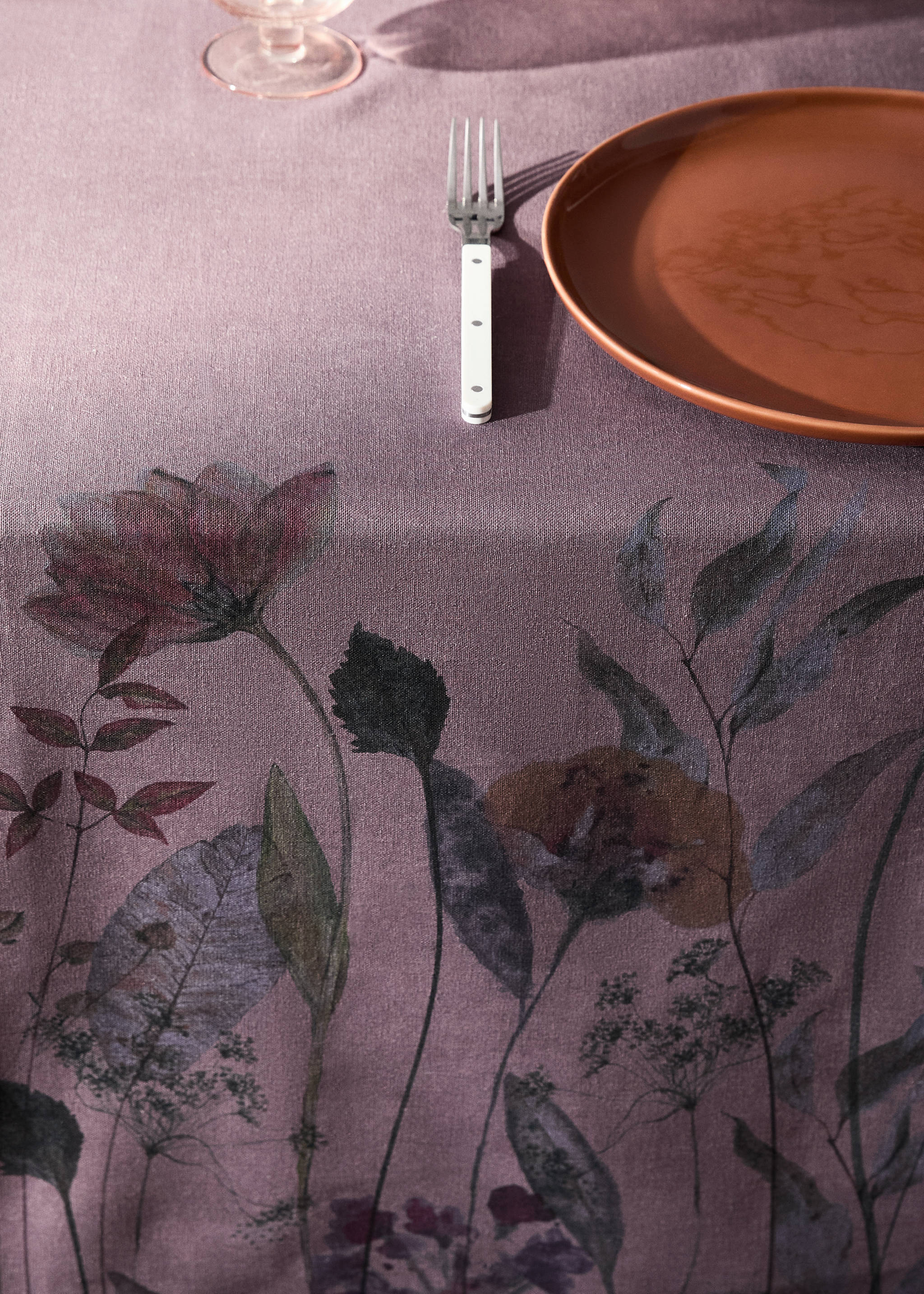 Cotton linen tablecloth with coloured flowers for 2 to 4 diners - Details of the article 7