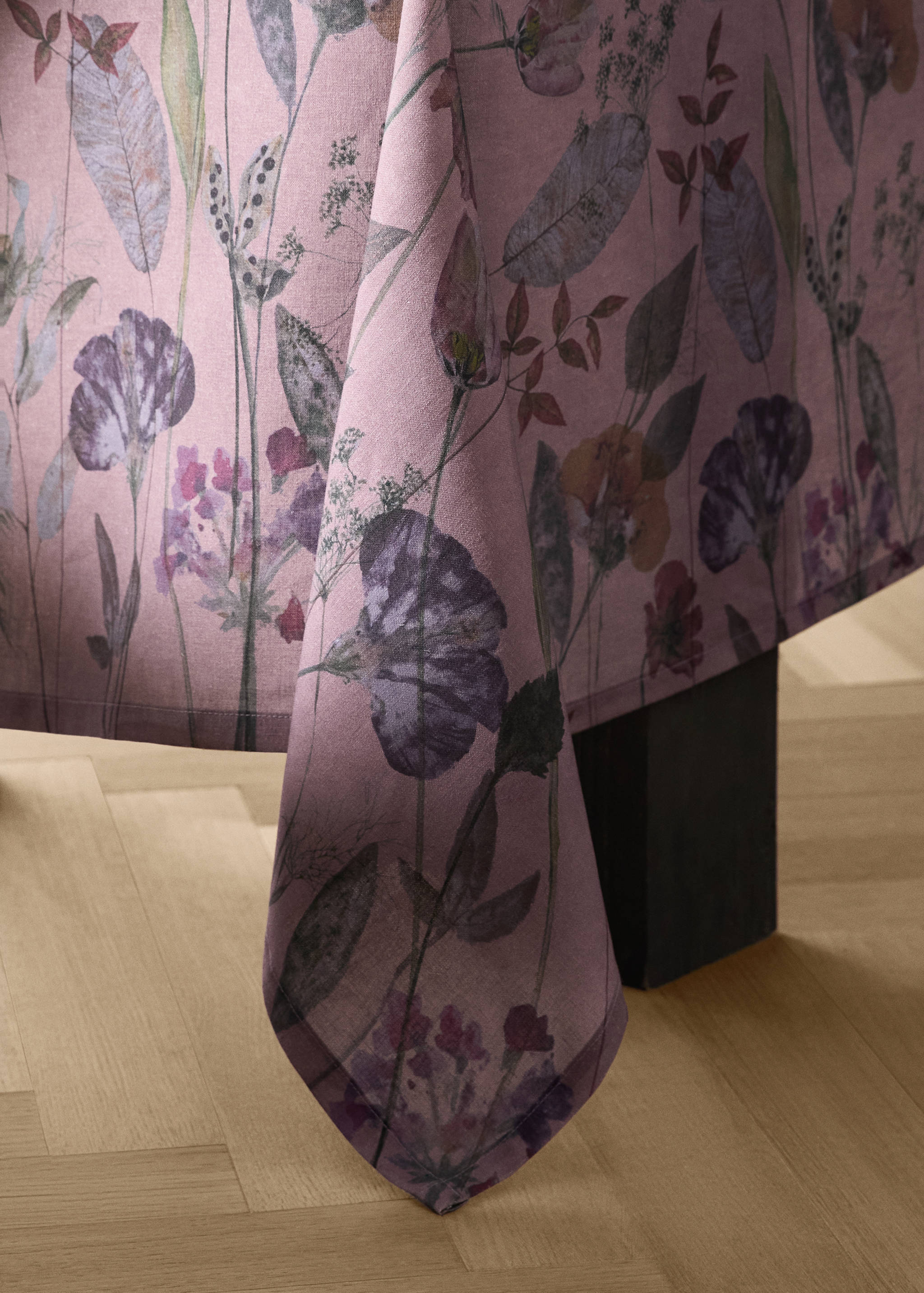 Cotton linen tablecloth with coloured flowers for 2 to 4 diners - Details of the article 8