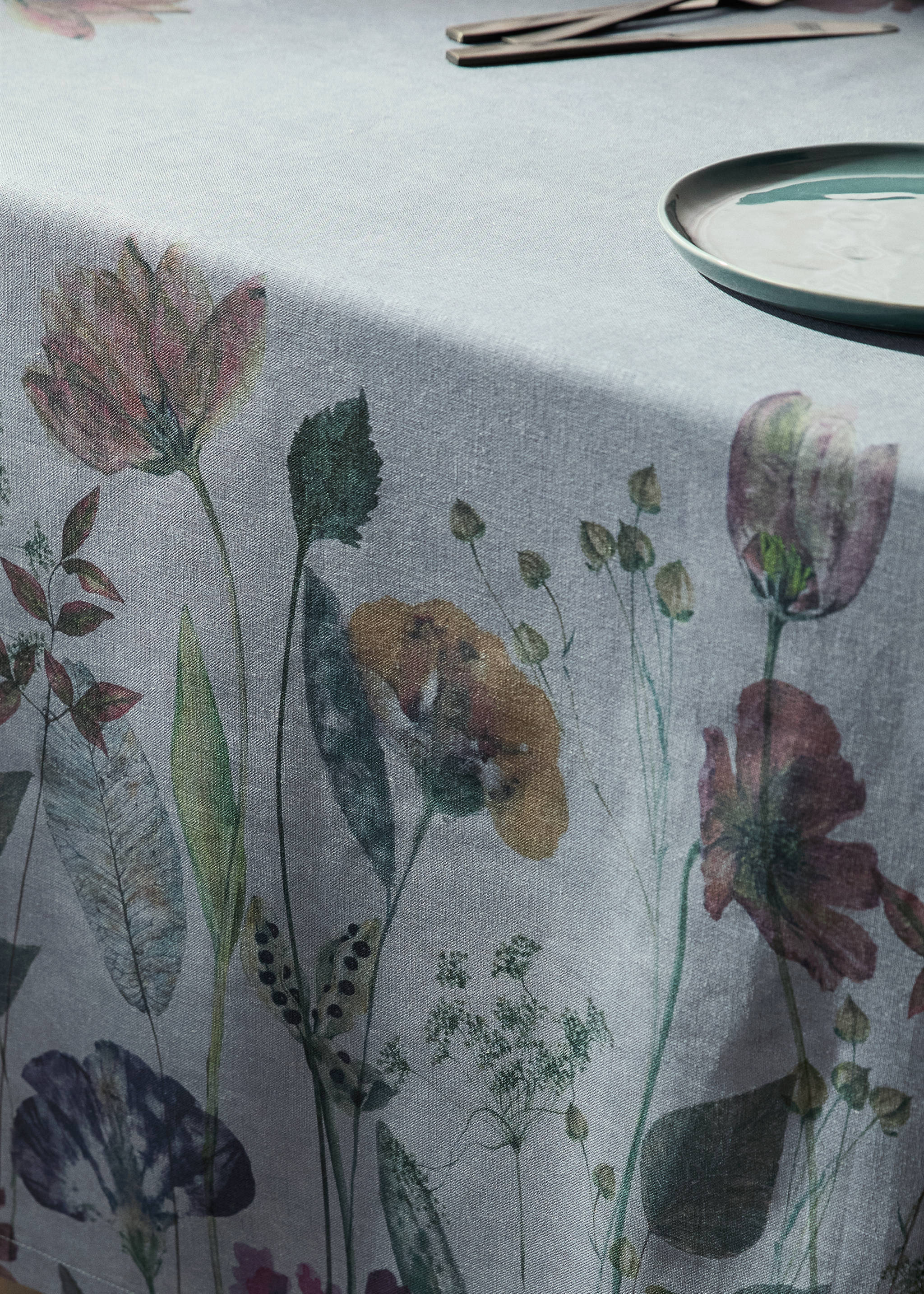Cotton linen floral-print tablecloth for 6 to 8 diners - Details of the article 7