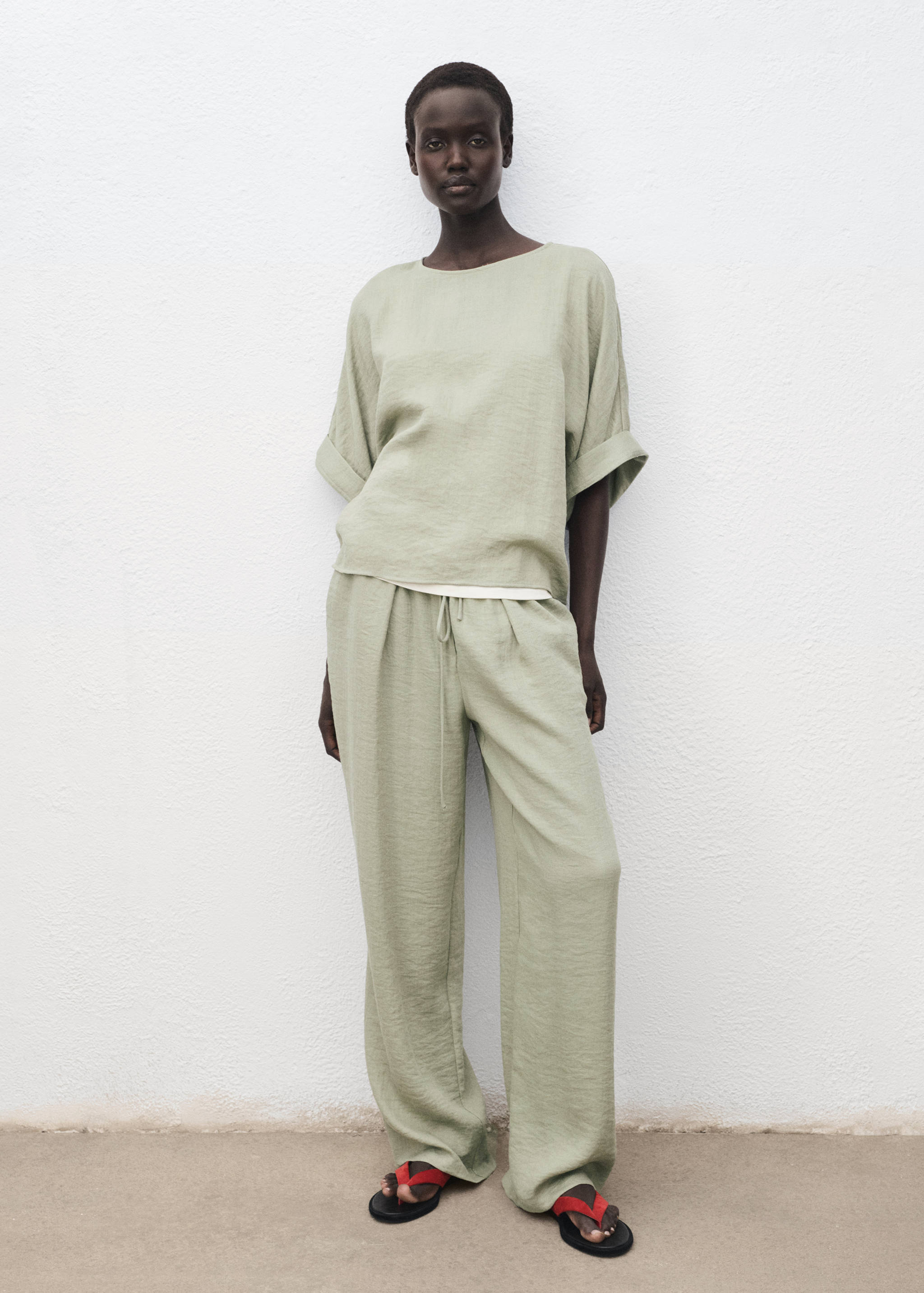 Блузка оверсайз с подвернутыми рукавами - Общий план