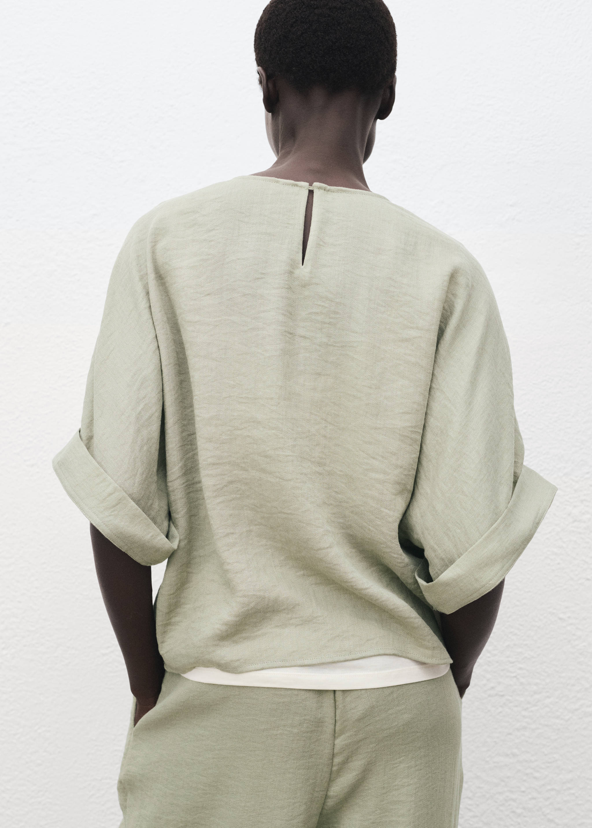 Блузка оверсайз с подвернутыми рукавами - Обратная сторона изделия