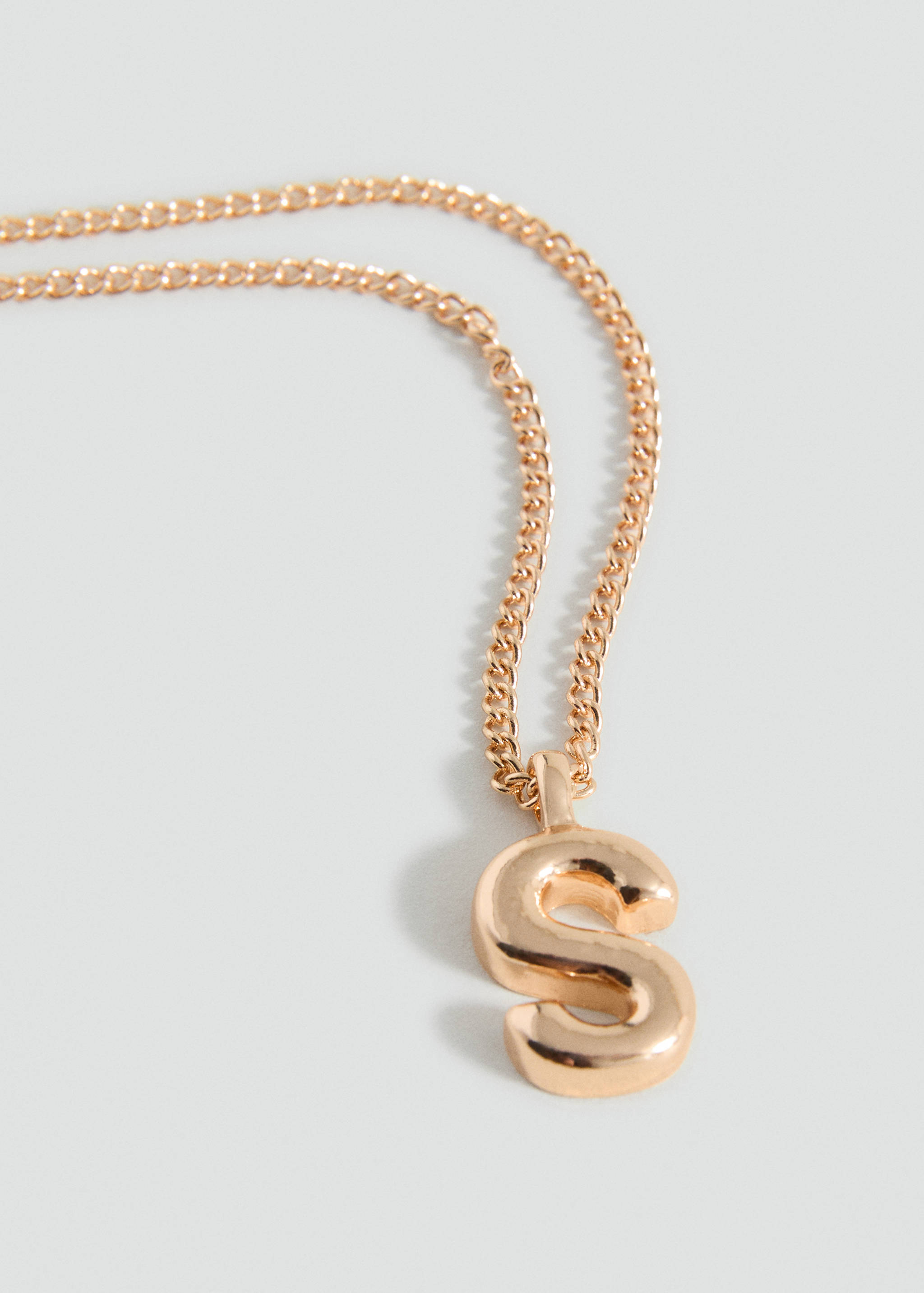 Colar com pingente de letra - Plano médio