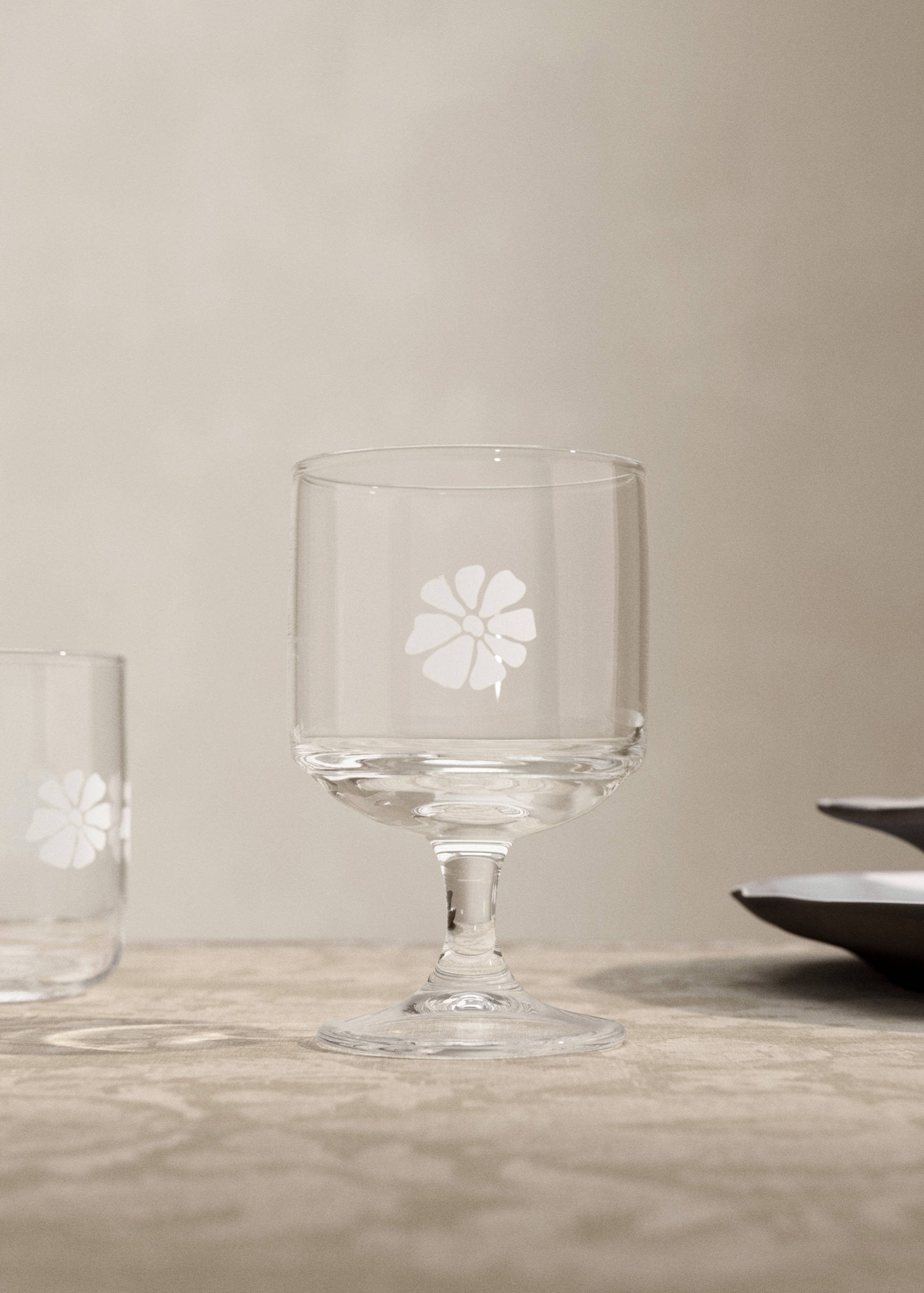 Decorative glass cup - General plane