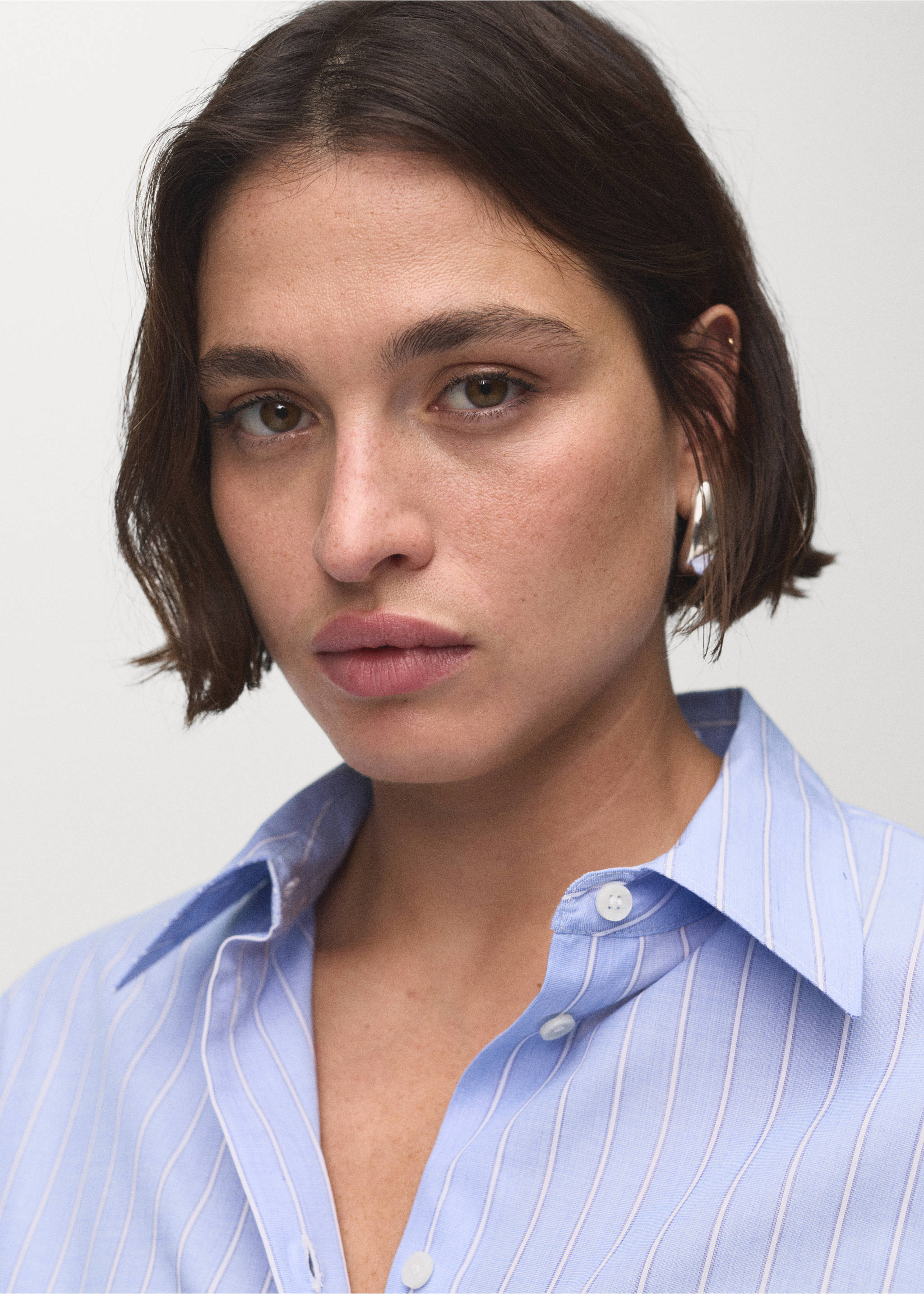 Chemise droite mélange coton et lyocell - Détail de l'article 4, Bleu ciel. Ref: 17014088-00.