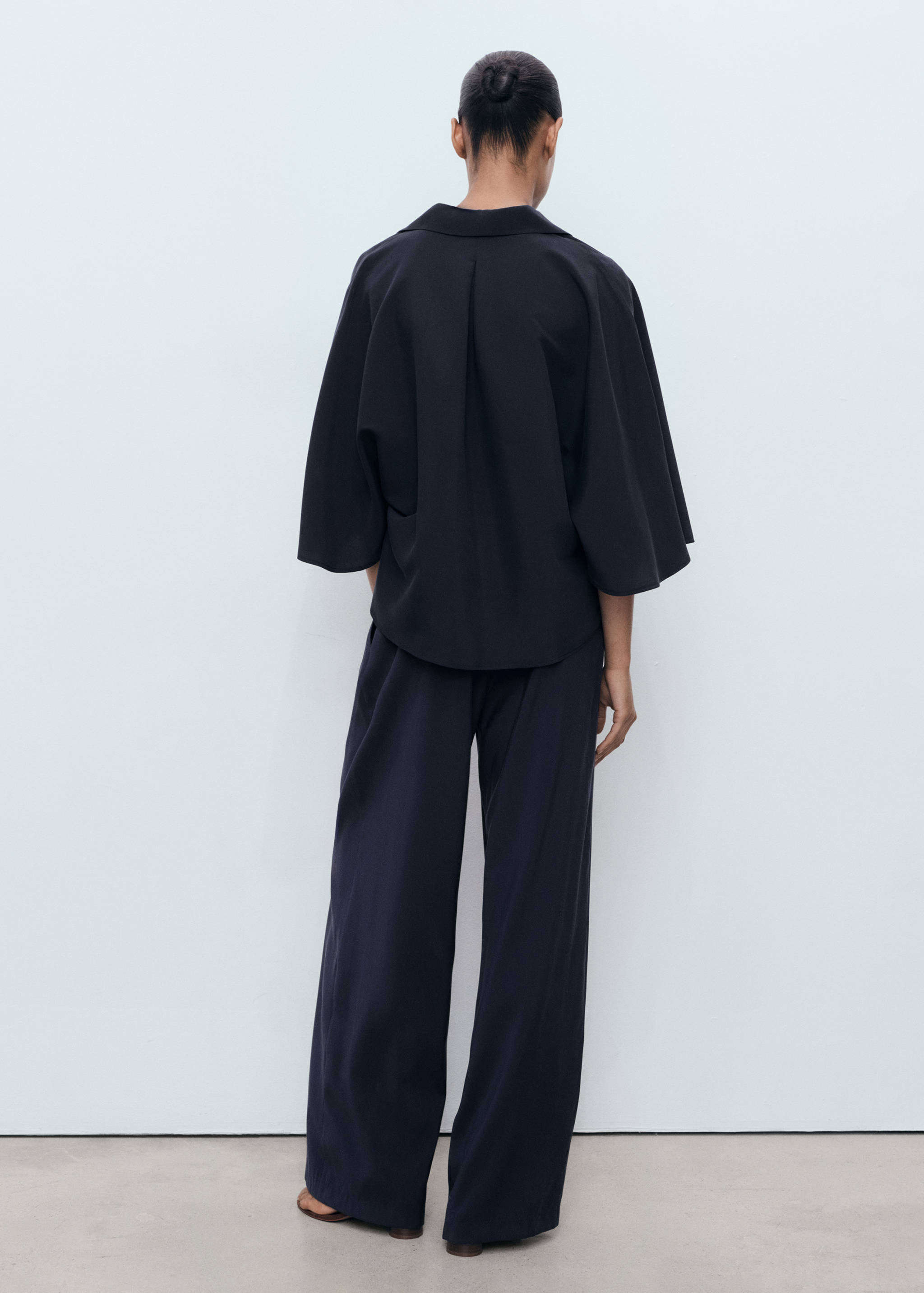 Oversized three-quarter sleeve shirt - Reverse of the article