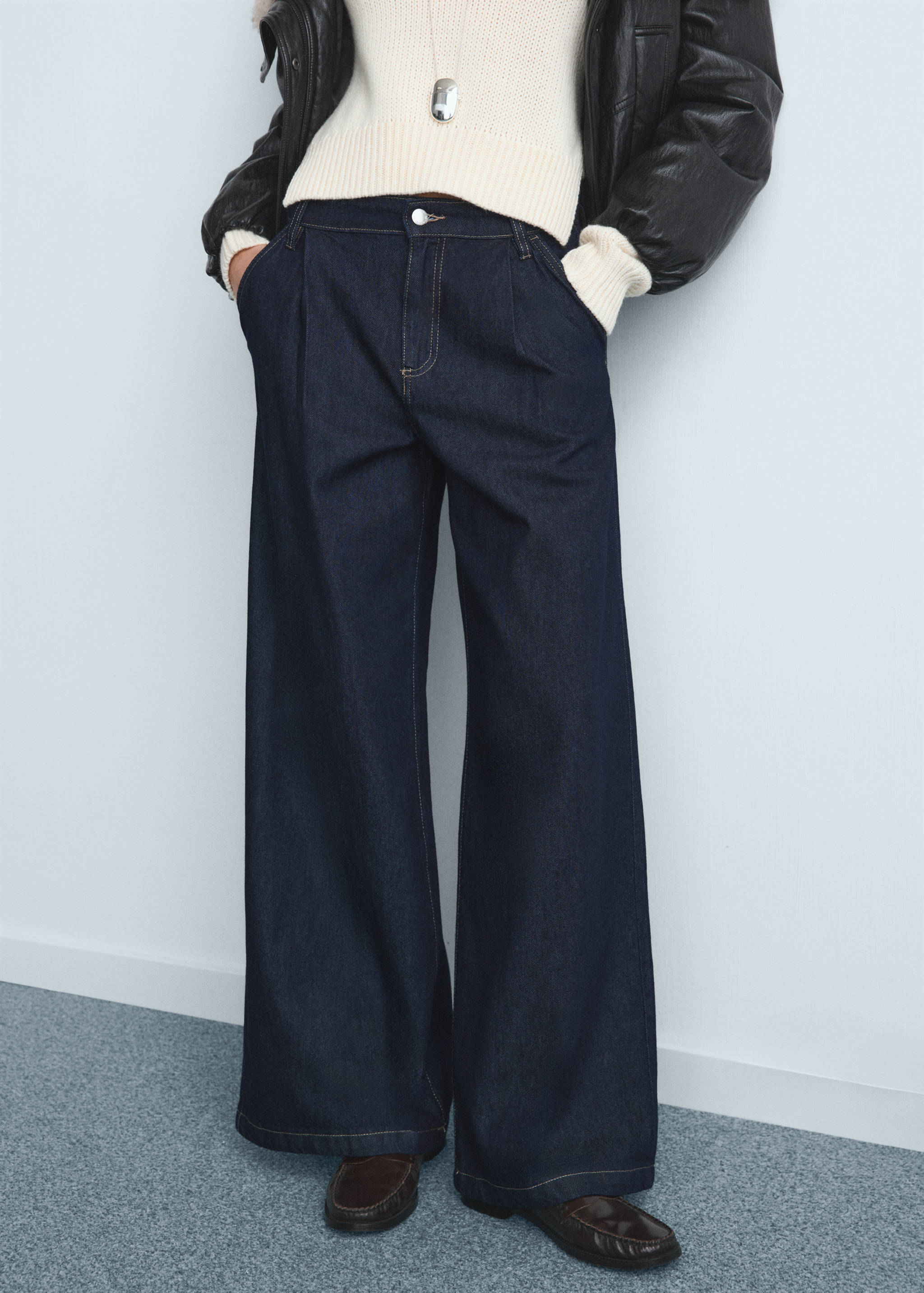 Jean large à pinces - Plan moyen