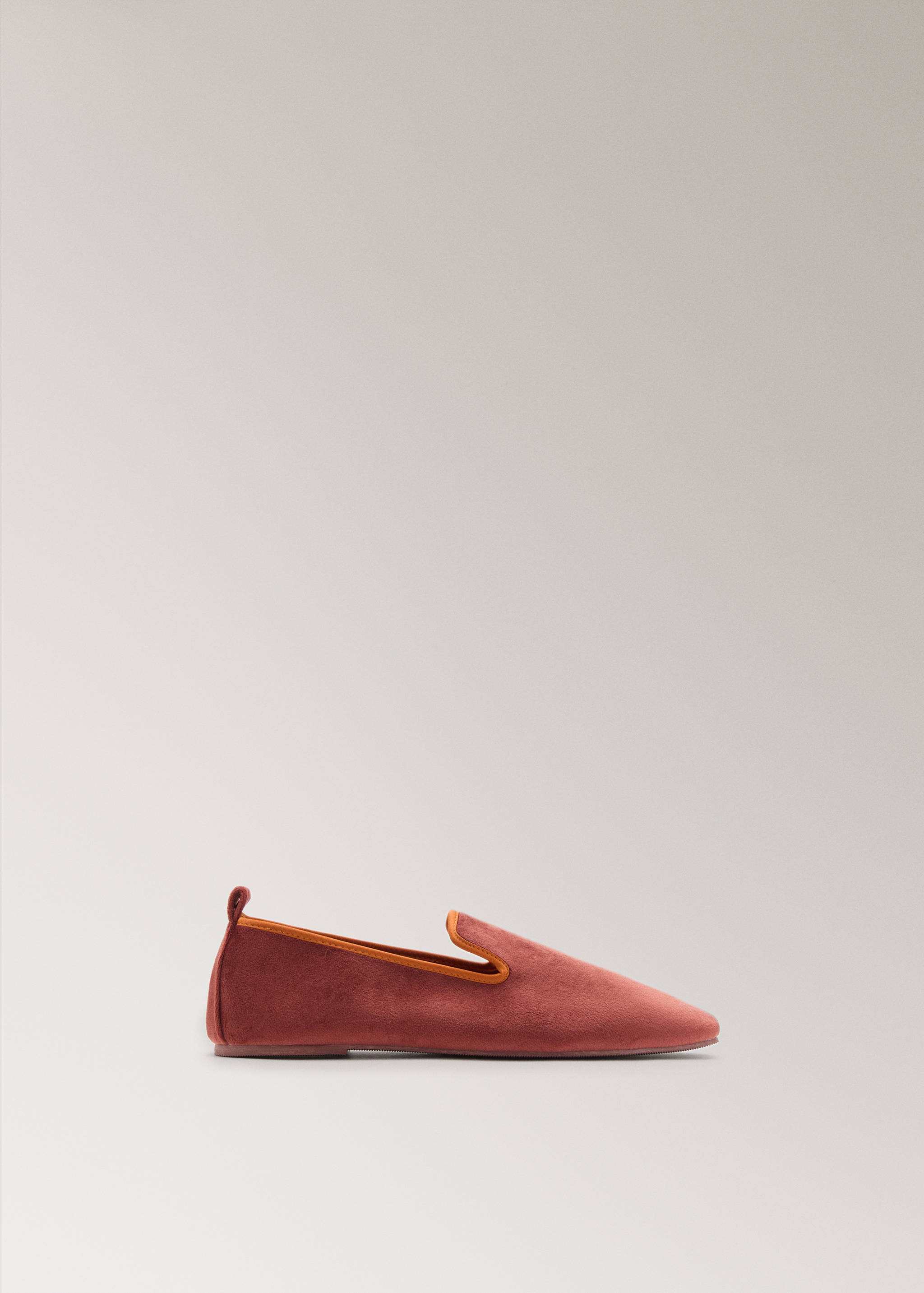 Velour slippers with piping - Article without model