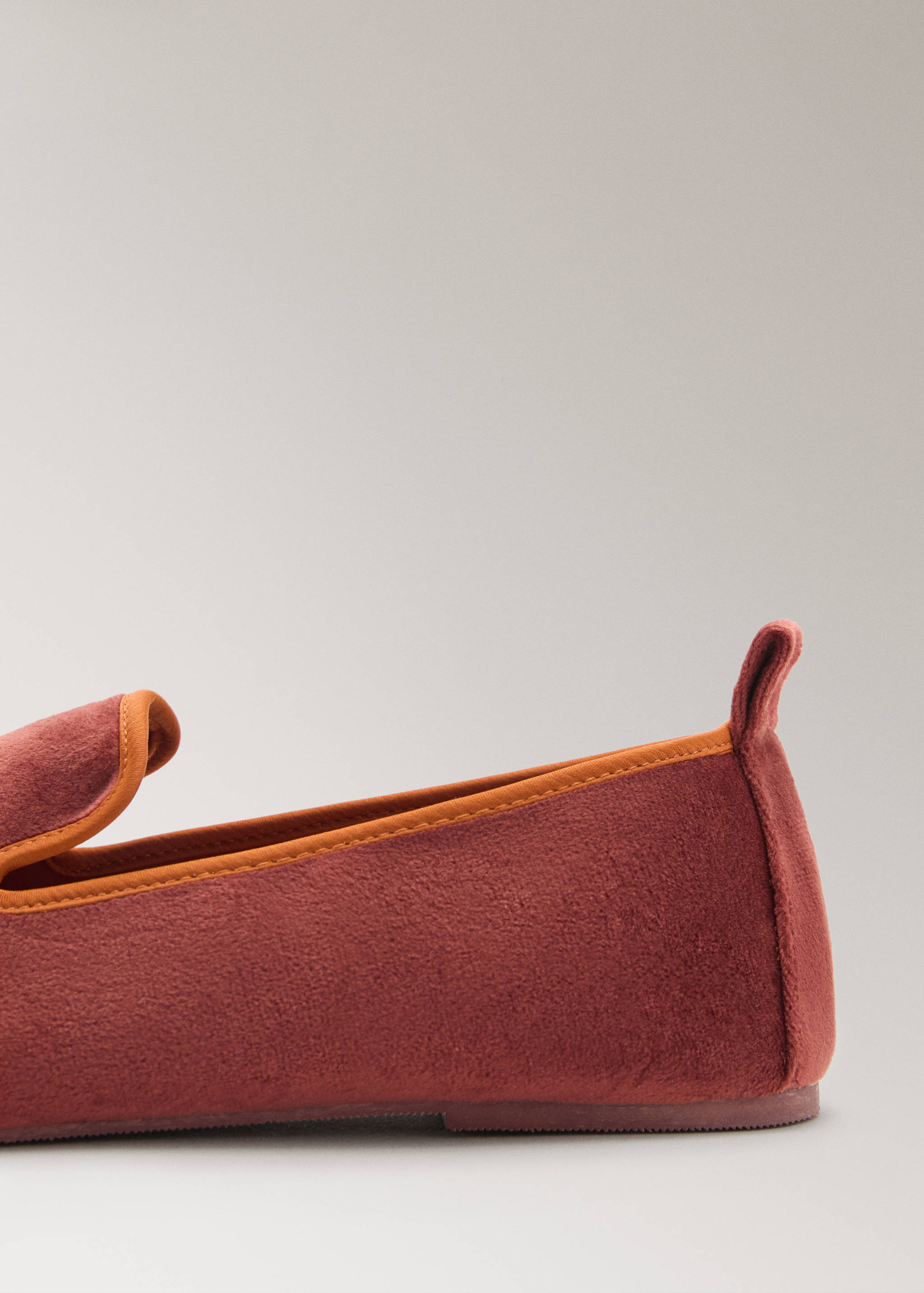 Velour slippers with piping - Details of the article 1