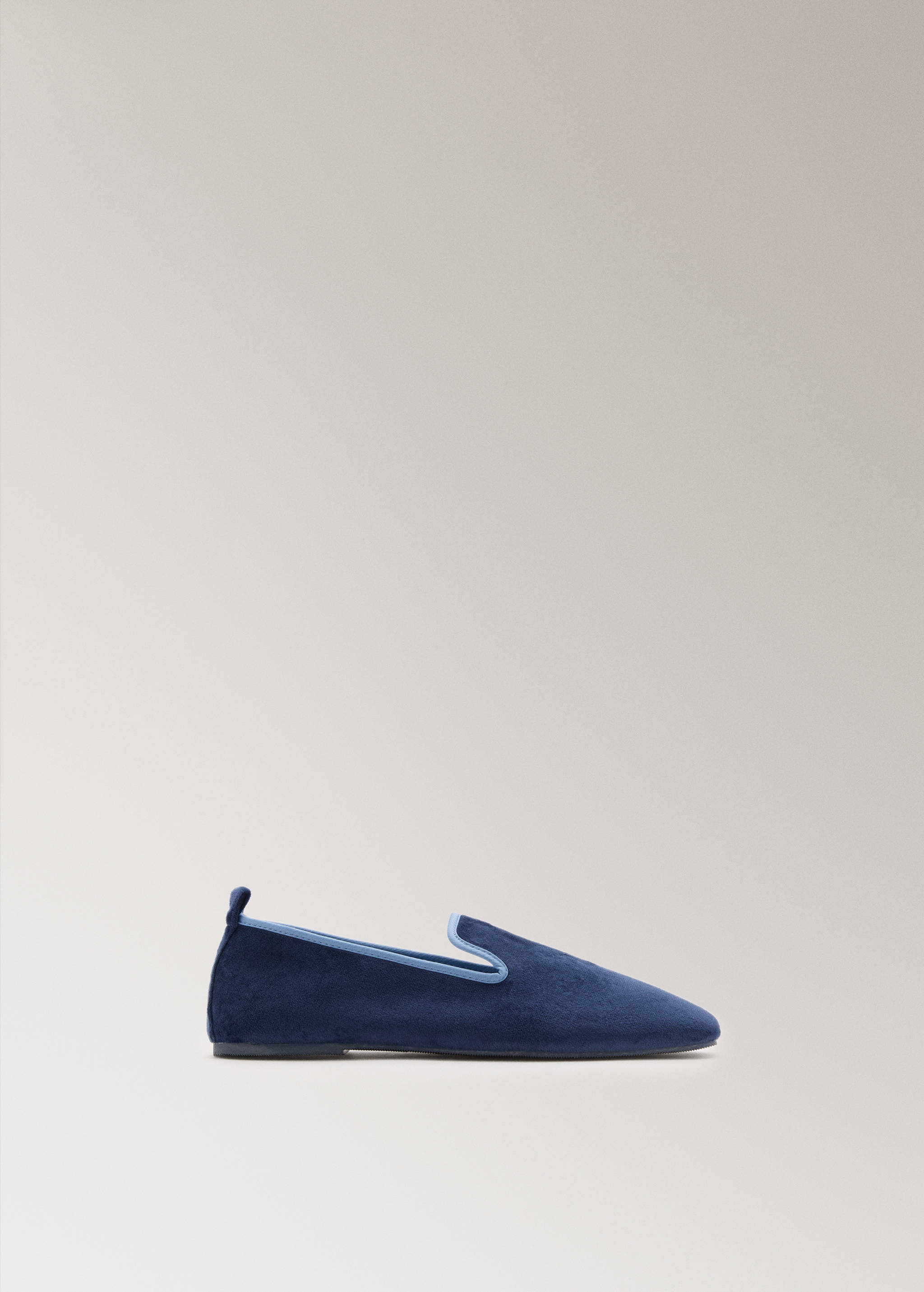 Velour slippers with piping - Article without model