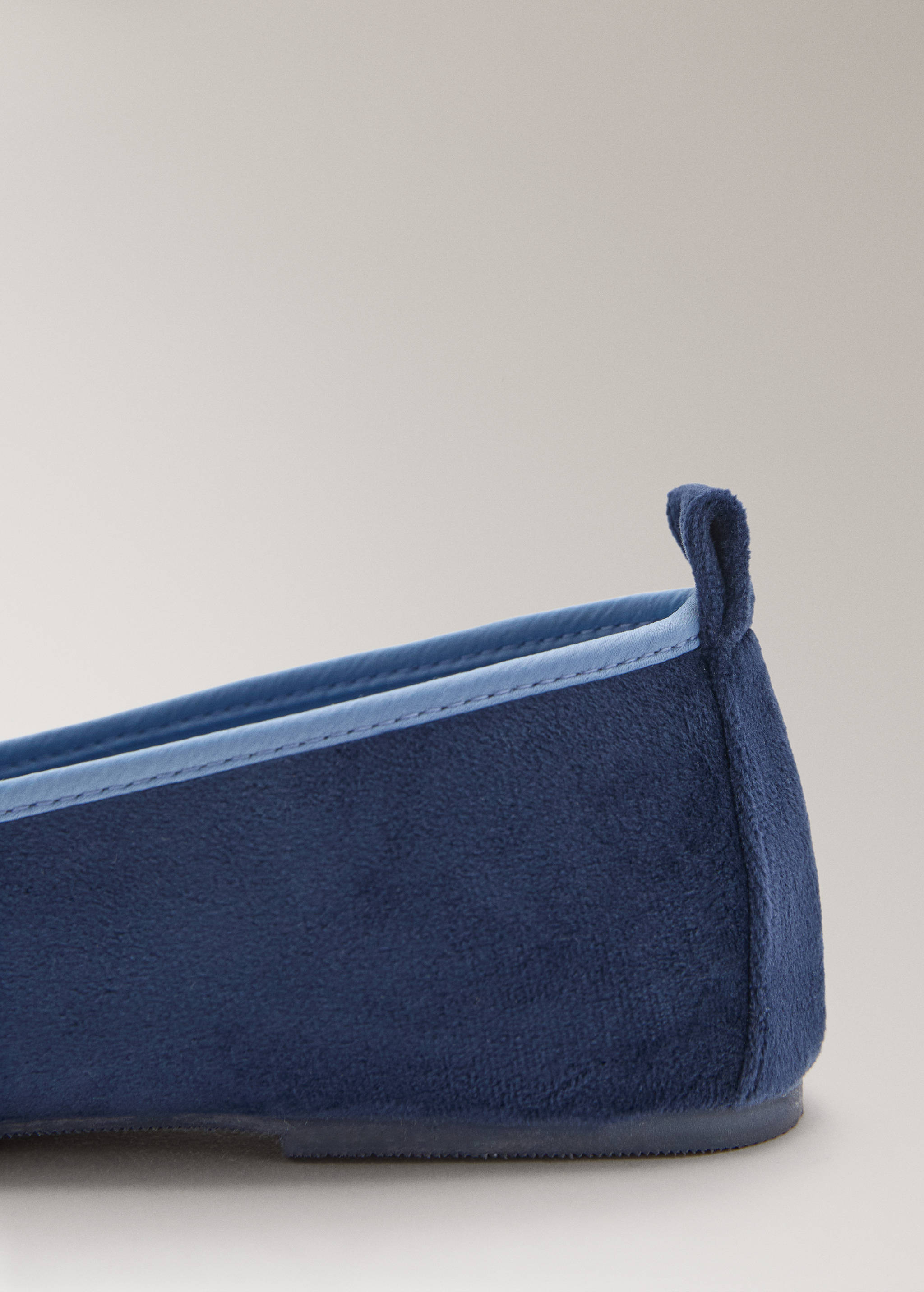 Velour slippers with piping - Details of the article 1